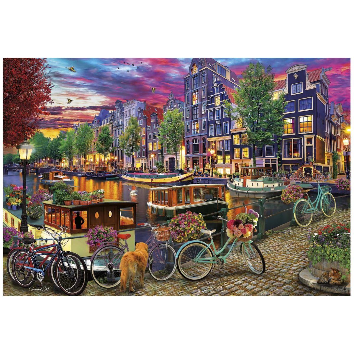 Boote auf einem Kanal in Amsterdam bei Sonnenuntergang mit Fahrrädern und einem Hund.