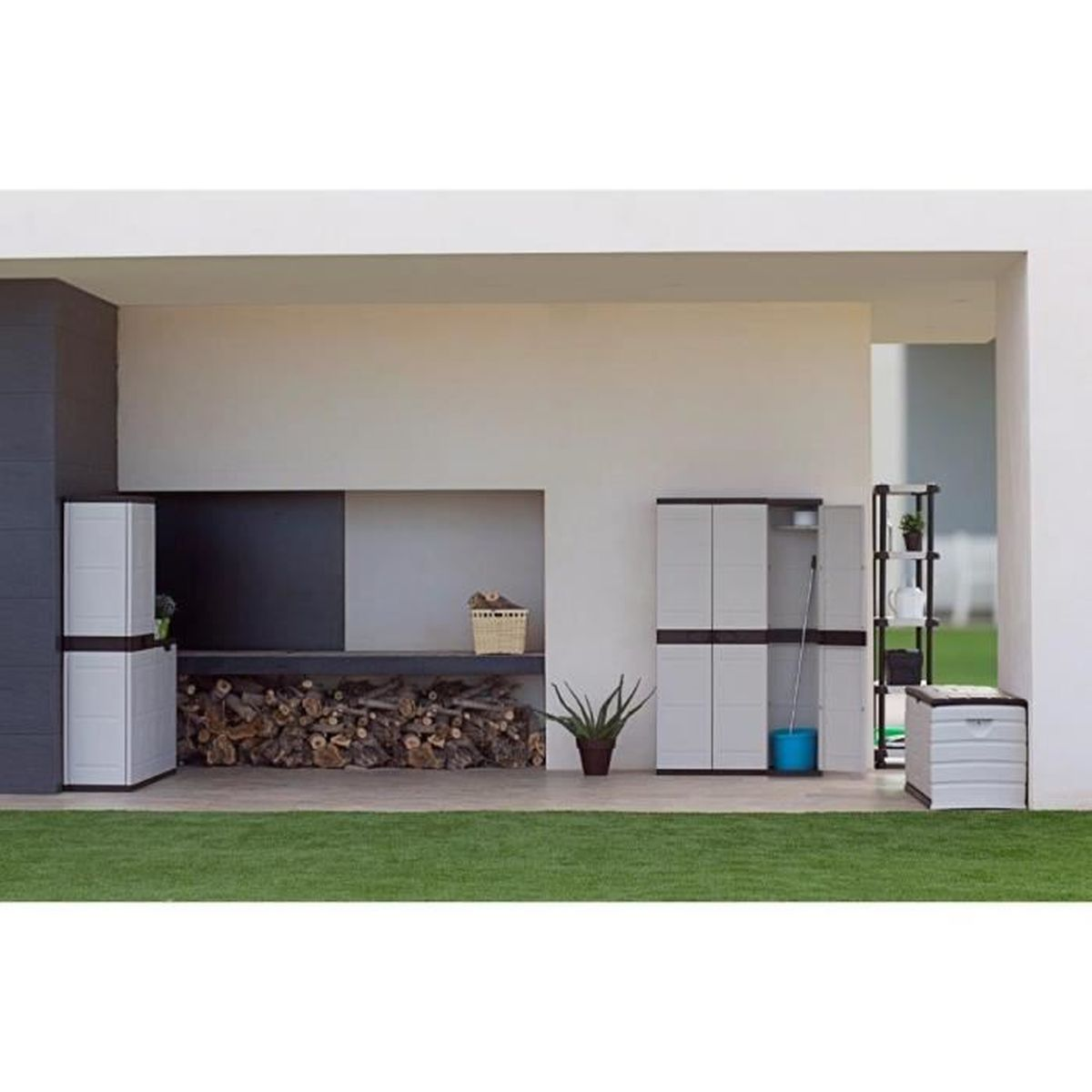Unidades de almacenamiento exteriores con madera y plantas frente a una casa.