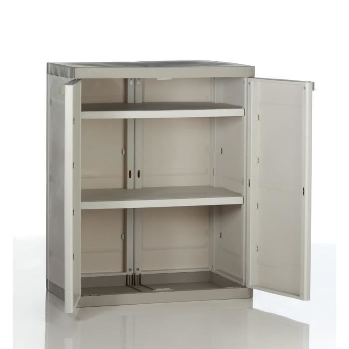 Un armario de plástico gris claro con dos puertas abiertas y tres estantes.