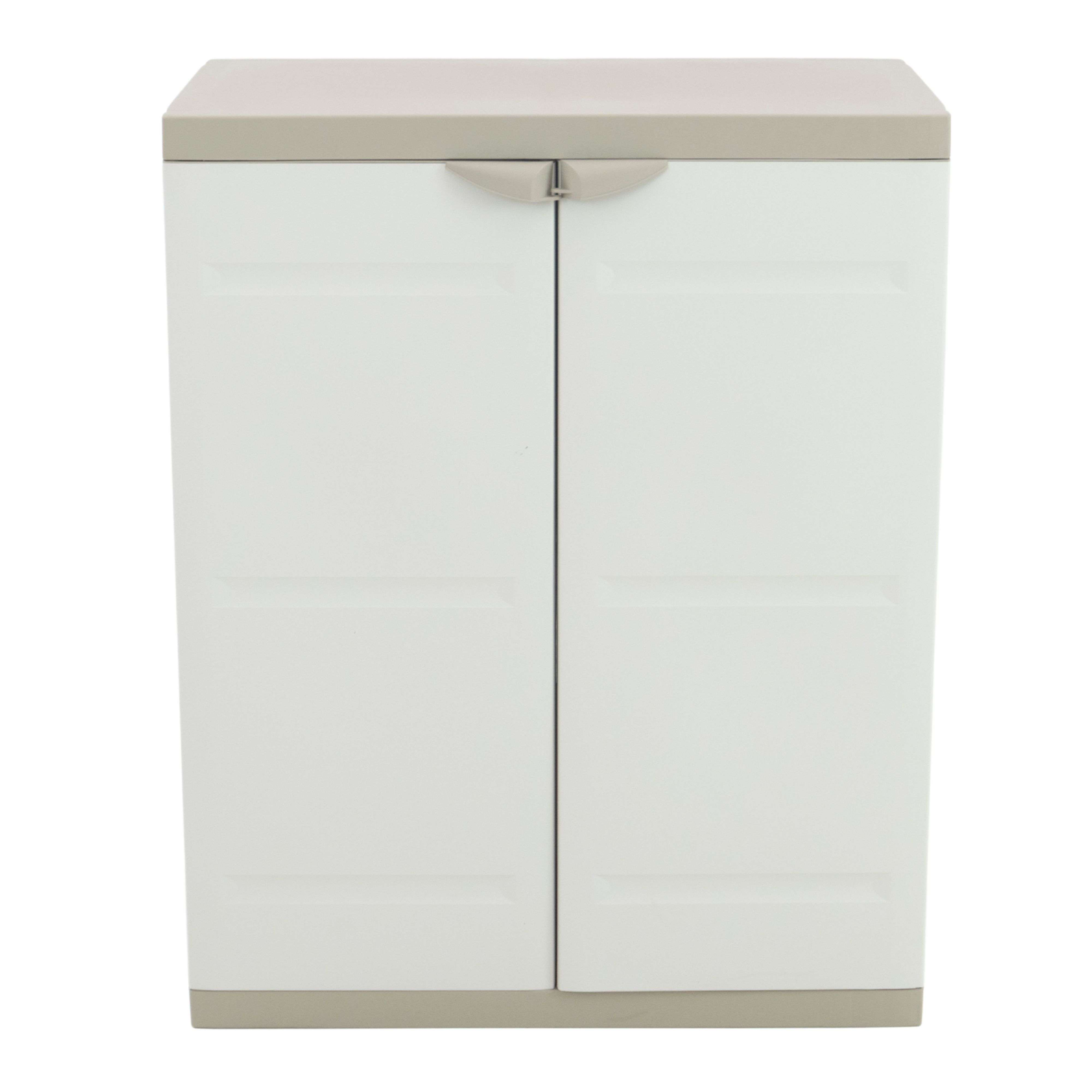 Un armario blanco con dos puertas y un tirador gris.