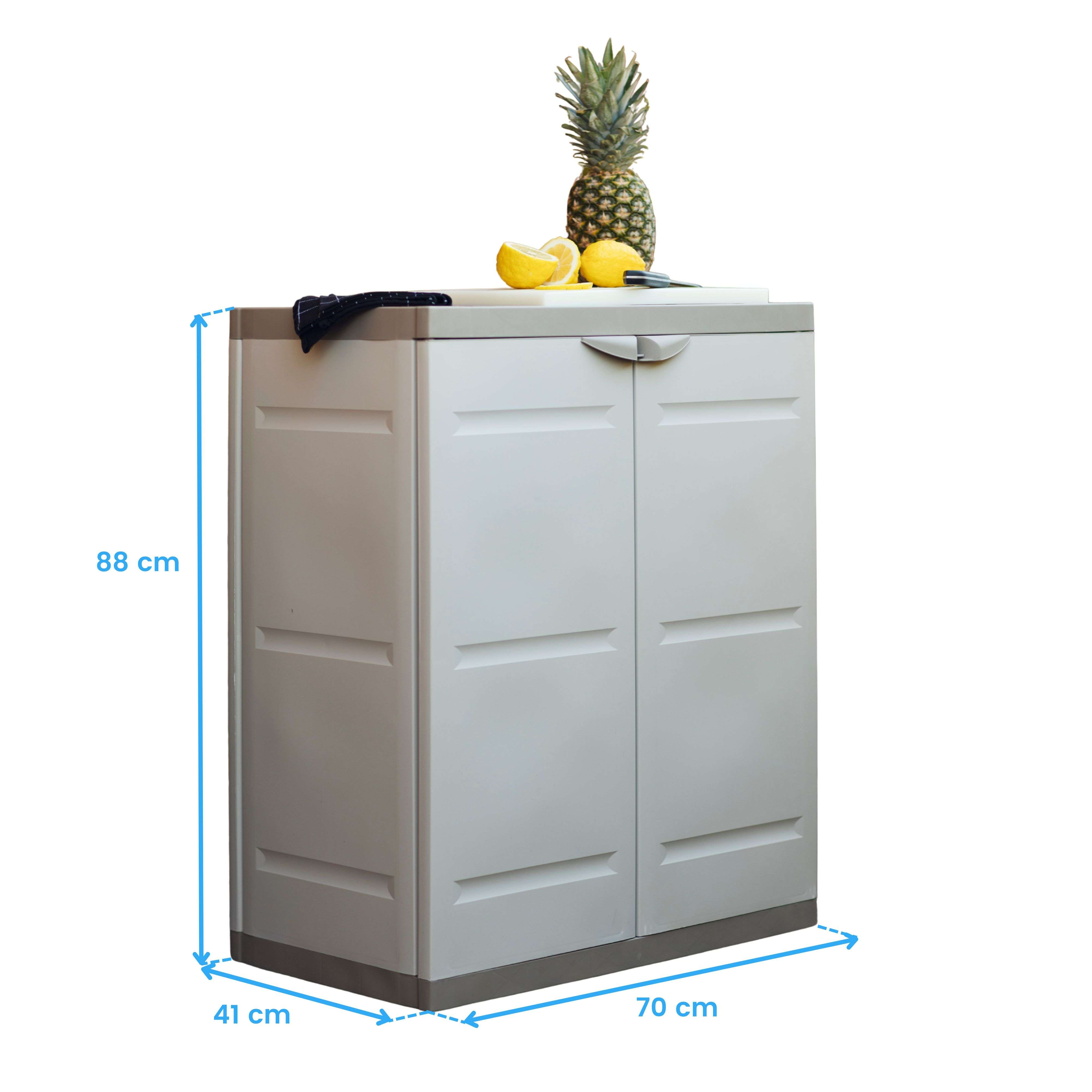 Un armario gris claro con dos puertas, decorado con fruta encima.