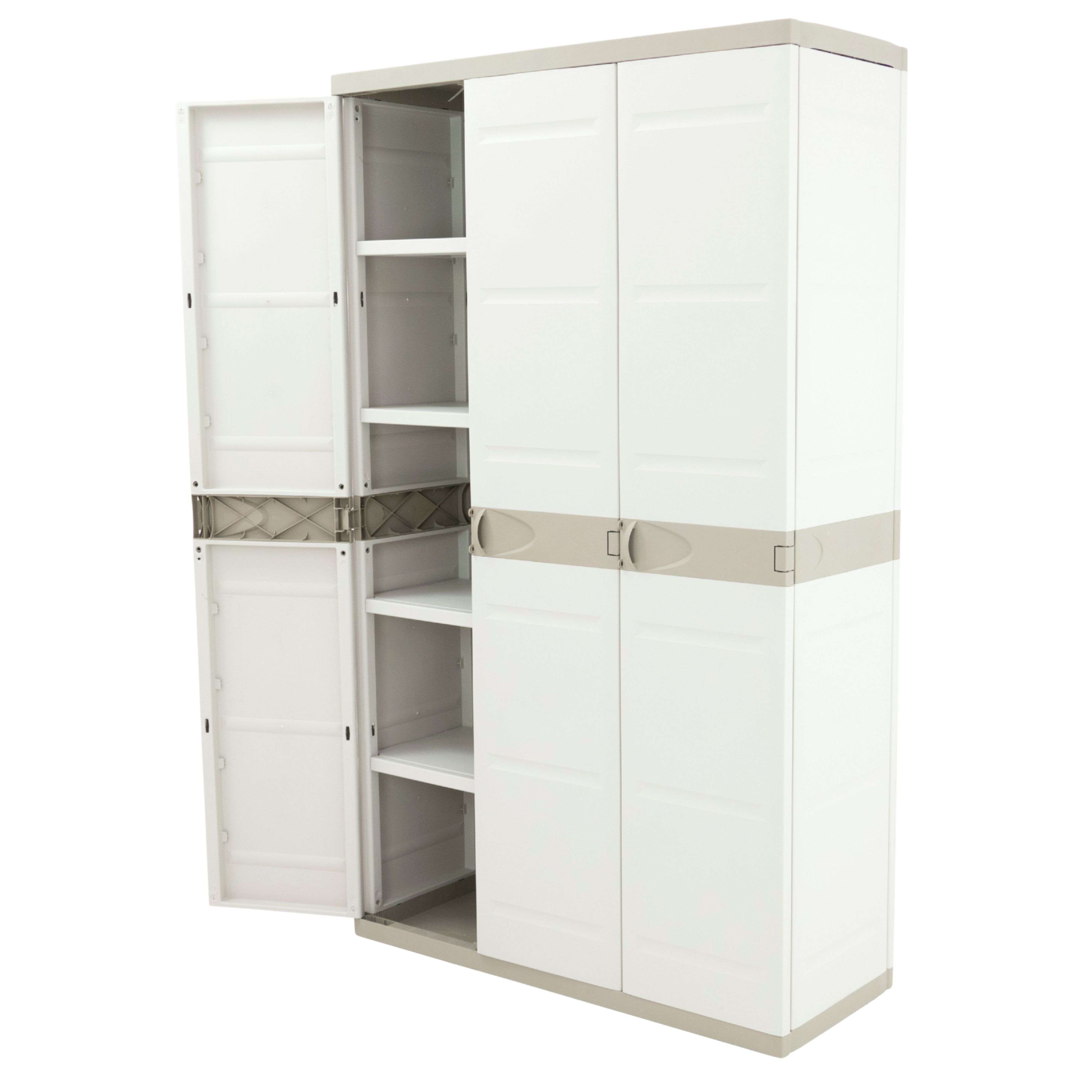 Un armario blanco con puertas abiertas y estantes.