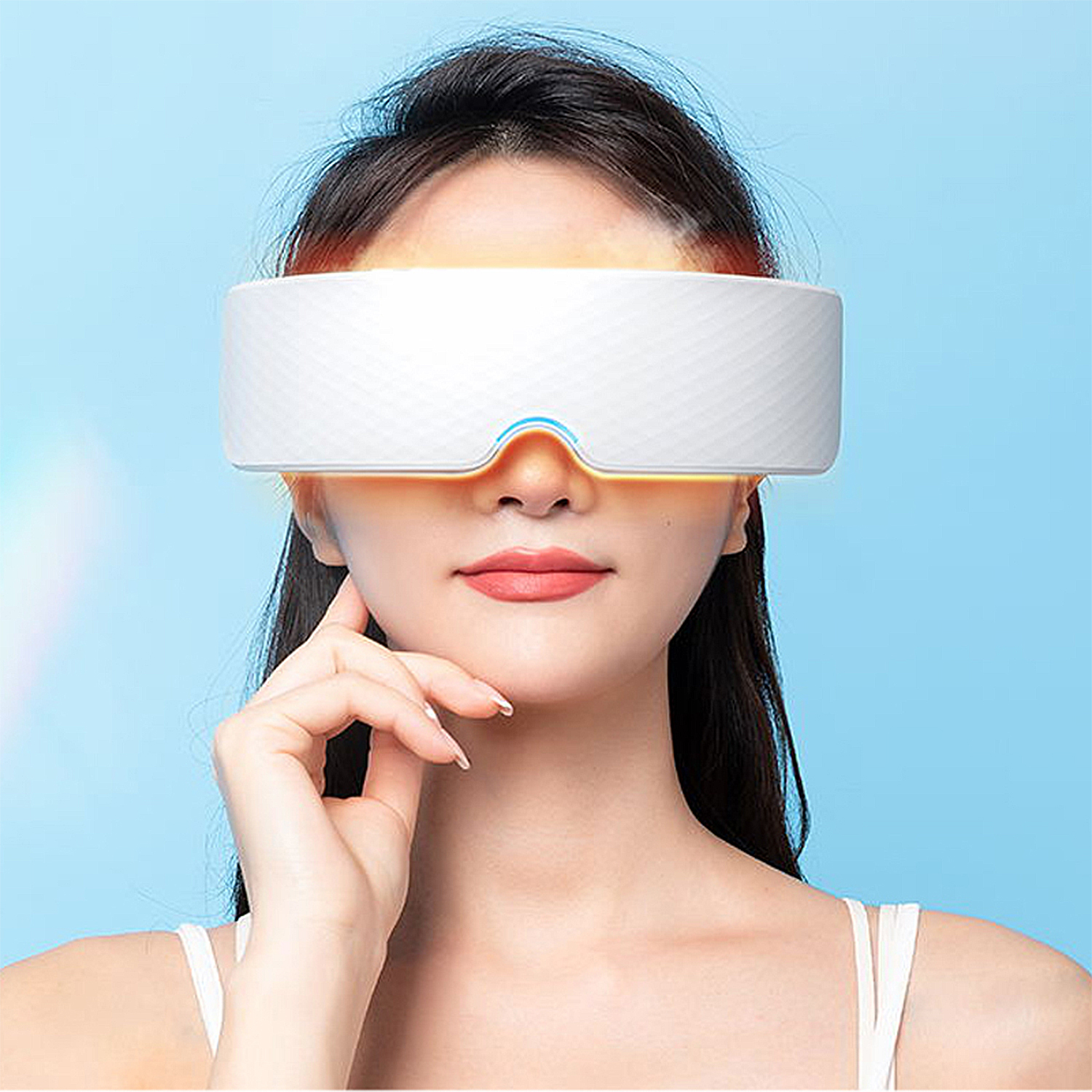 Una mujer con una máscara de ojos blanca sobre fondo azul.