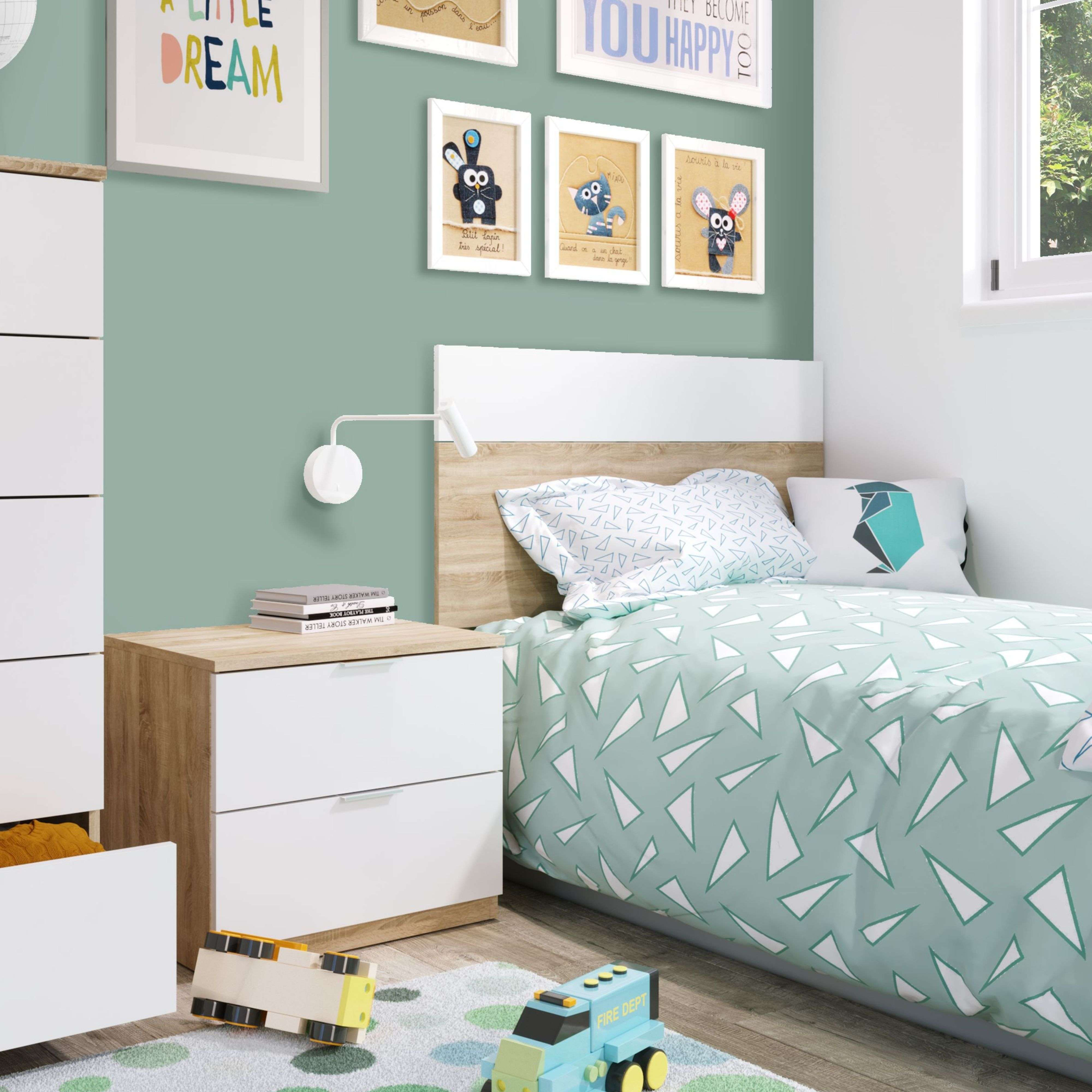 Dormitorio infantil con cama, mesita de noche, cómoda y juguetes. Ropa de cama verde.