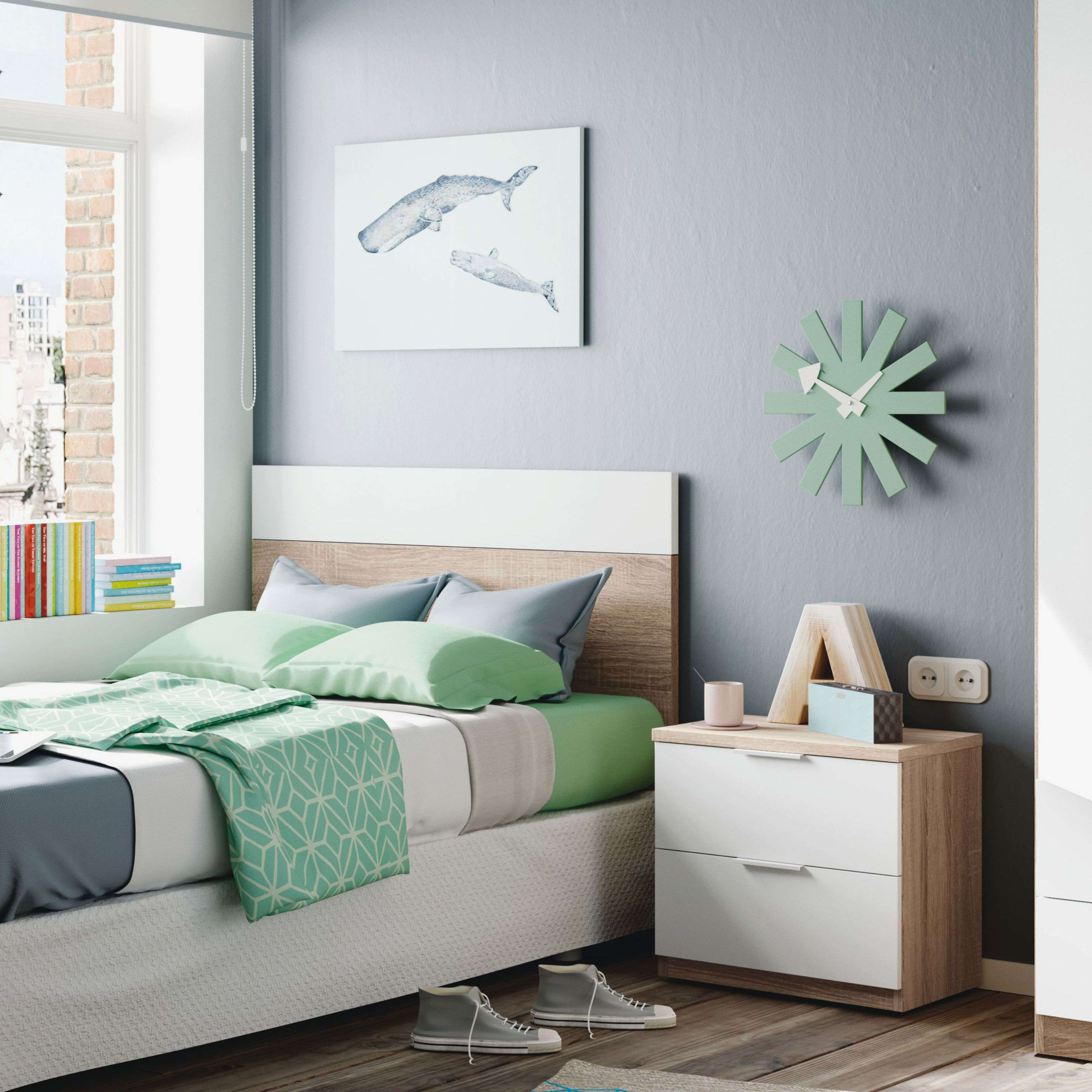 Dormitorio moderno con cama, mesita de noche, reloj y cuadro de ballena.