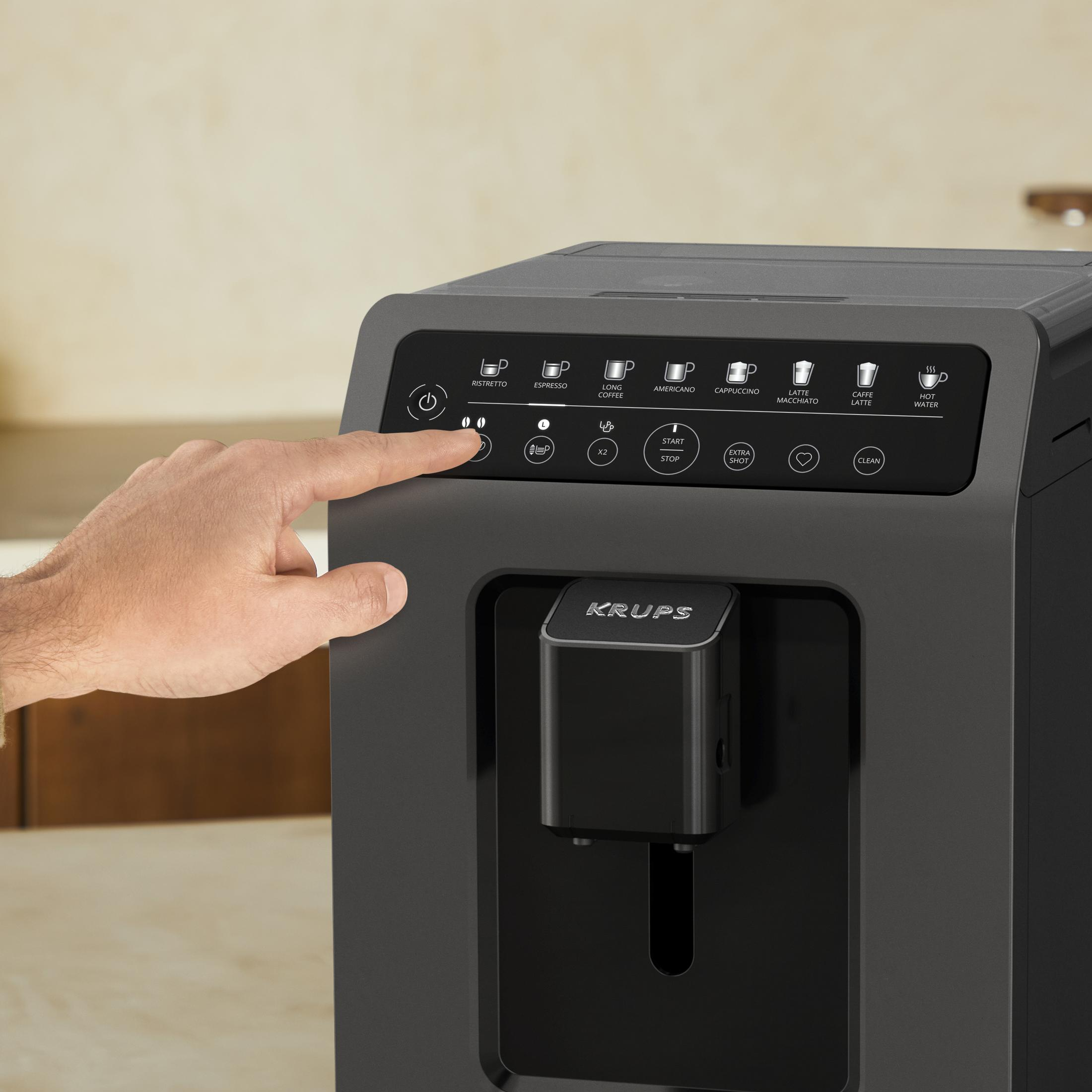 Ein Finger drückt auf die Kaffeeauswahl-Tasten einer Krups-Kaffeemaschine.