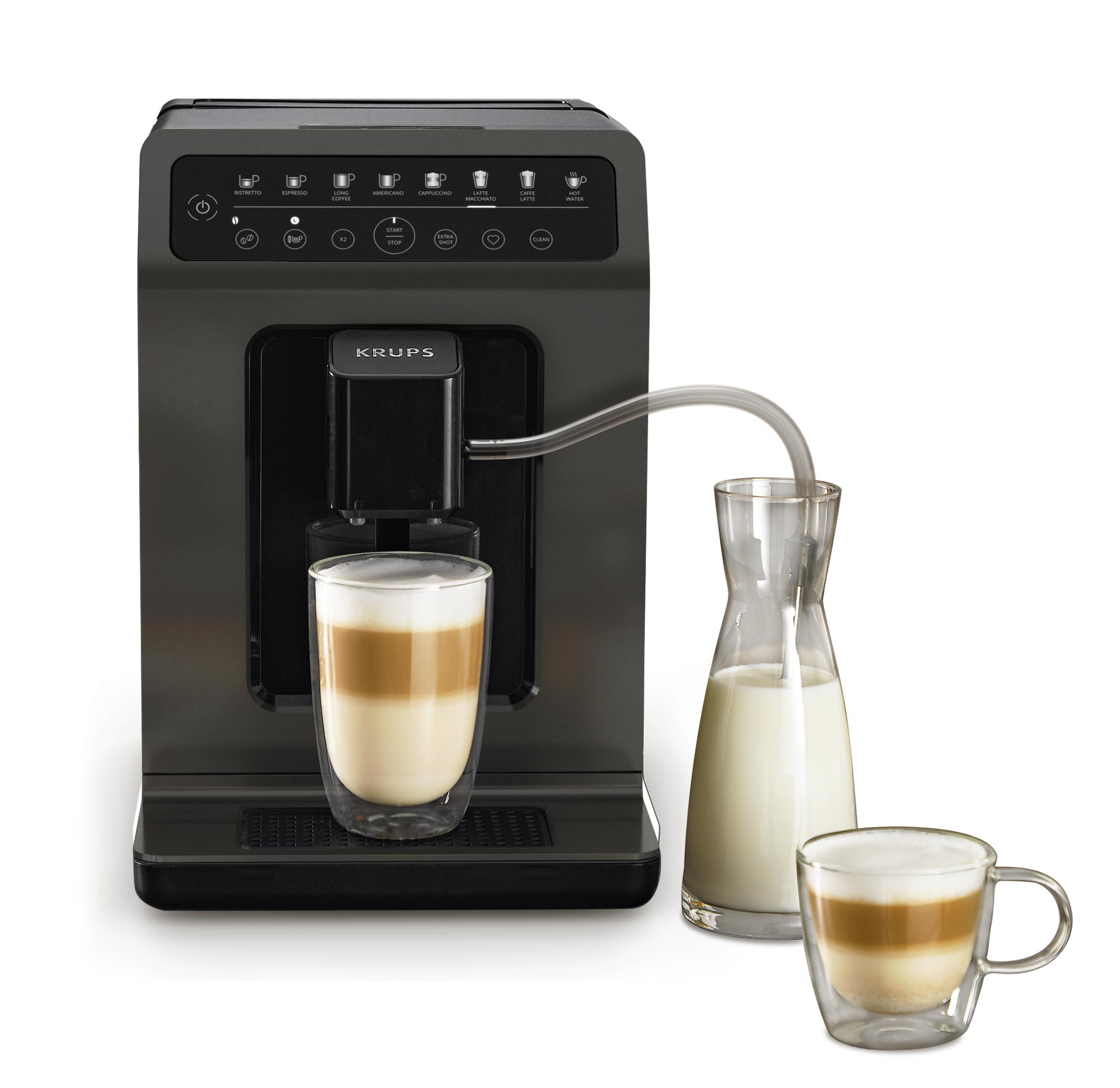 Eine KRUPS Kaffeemaschine mit Milchkaraffe und zwei Kaffeegetränken.