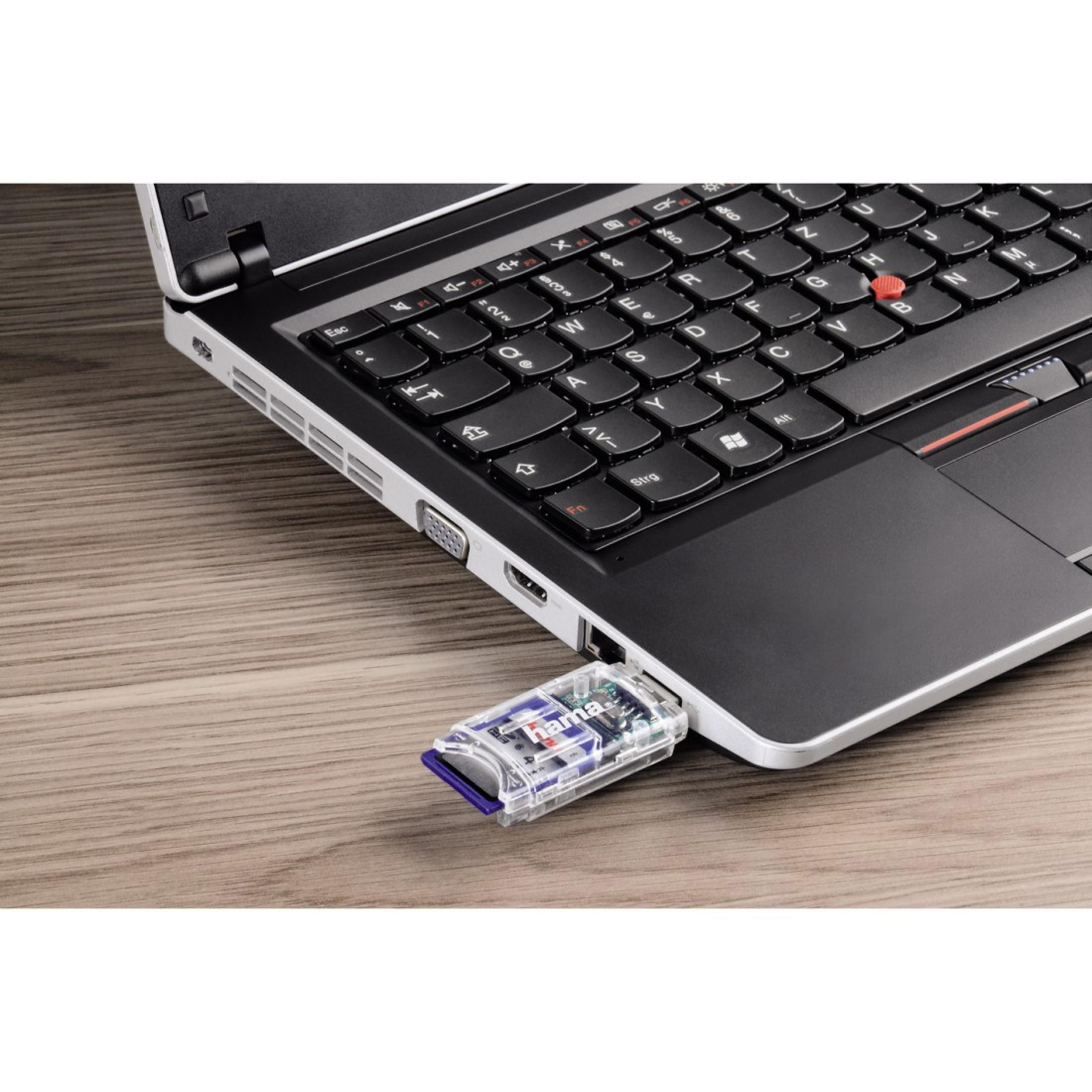 Ein transparenter USB-Stick mit der Aufschrift "hama" steckt in einem Laptop.