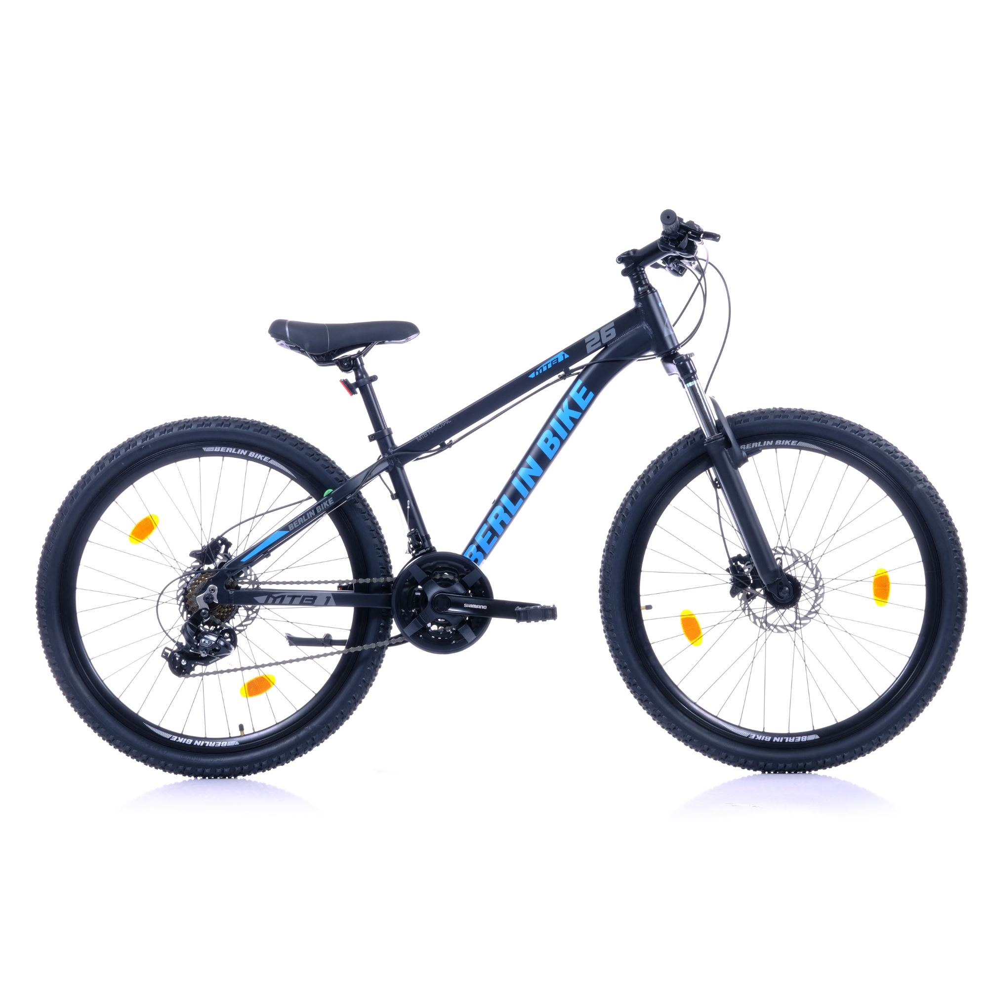 Ein schwarzes Mountainbike mit blauen Akzenten steht auf weißem Grund.