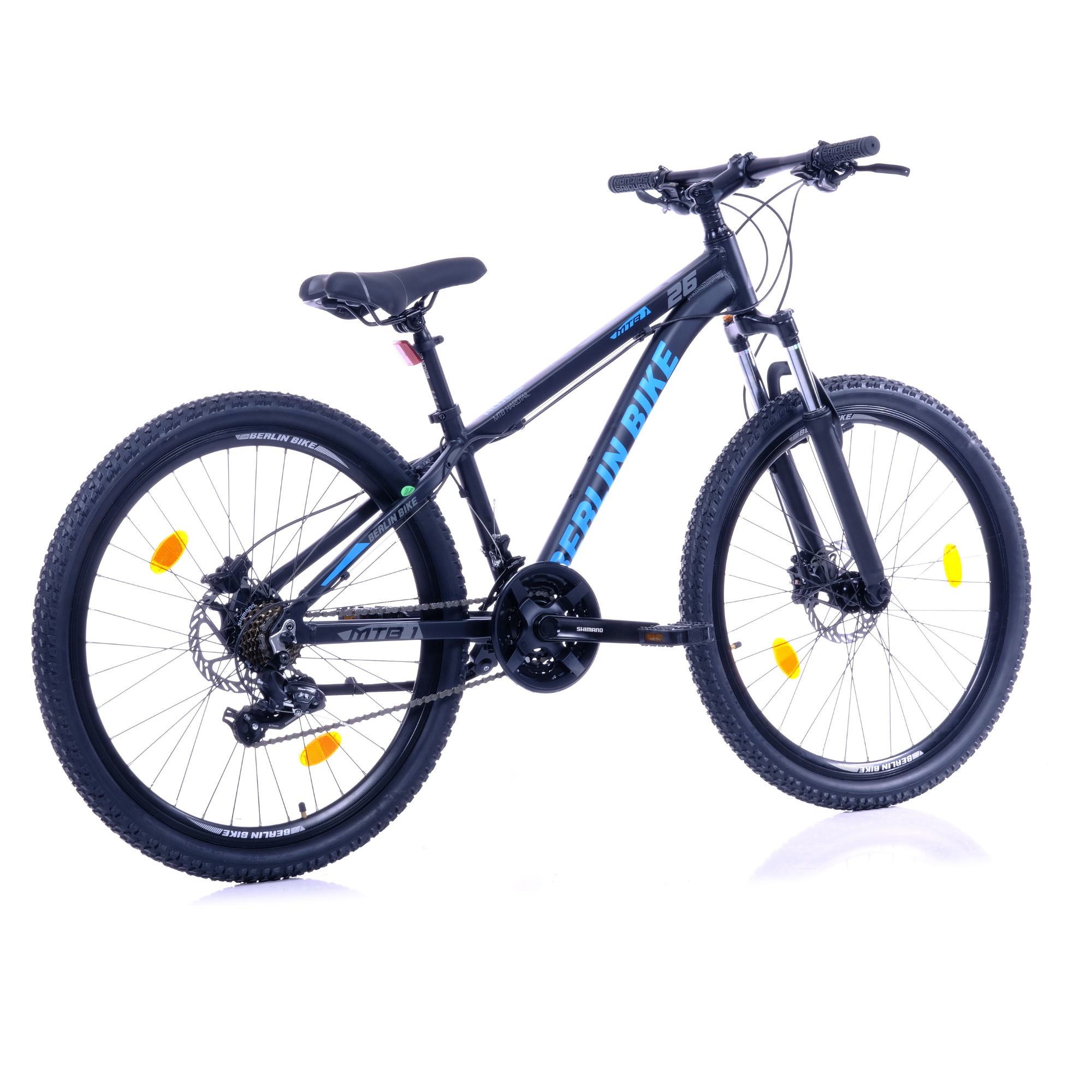 Ein schwarzes Mountainbike mit blauer Schrift, auf weißem Hintergrund.