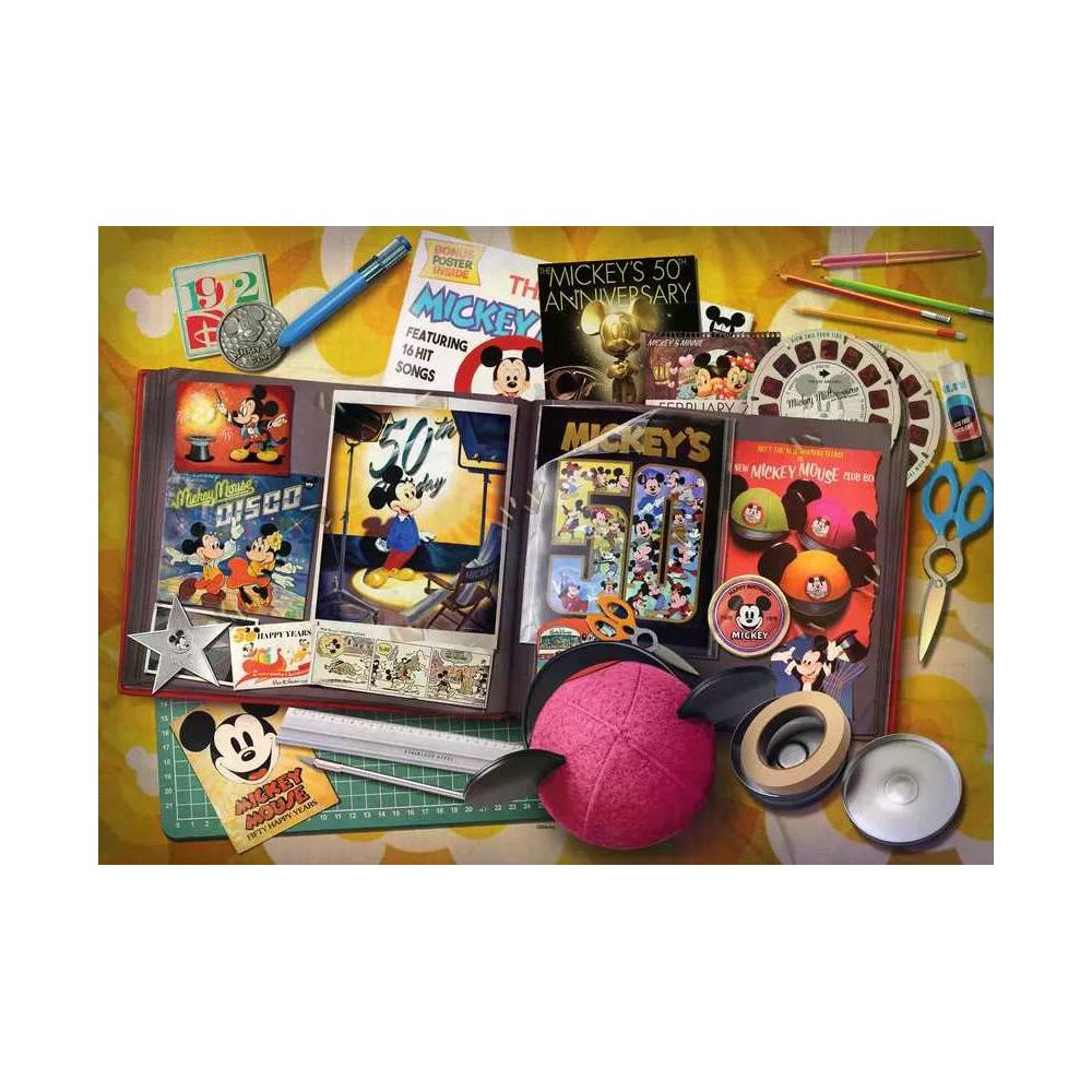 Micky Maus 50. Jubiläum-Sammelalbum mit Erinnerungsstücken, Fotos und Spielzeug.