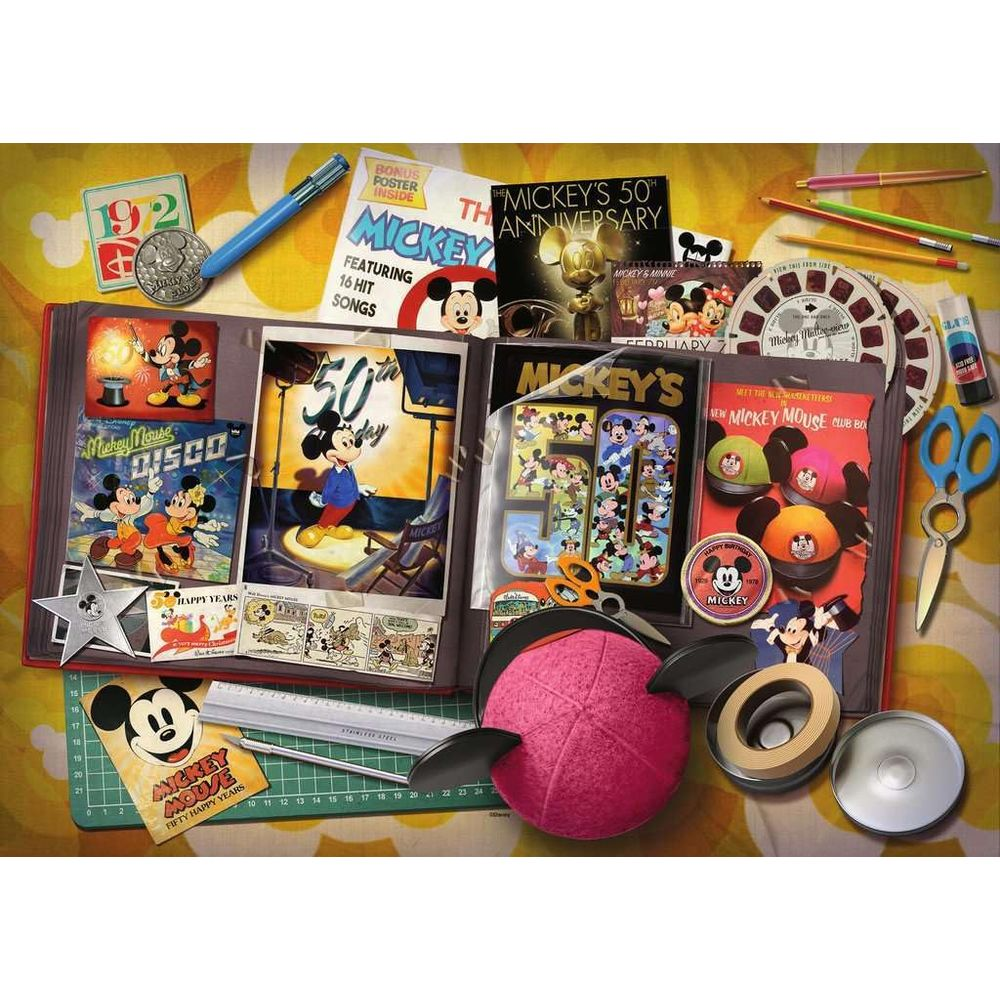Mickey Mouse Jubiläumsparty-Dekoration mit Büchern, Fotos, Hüten und Bastelmaterialien.