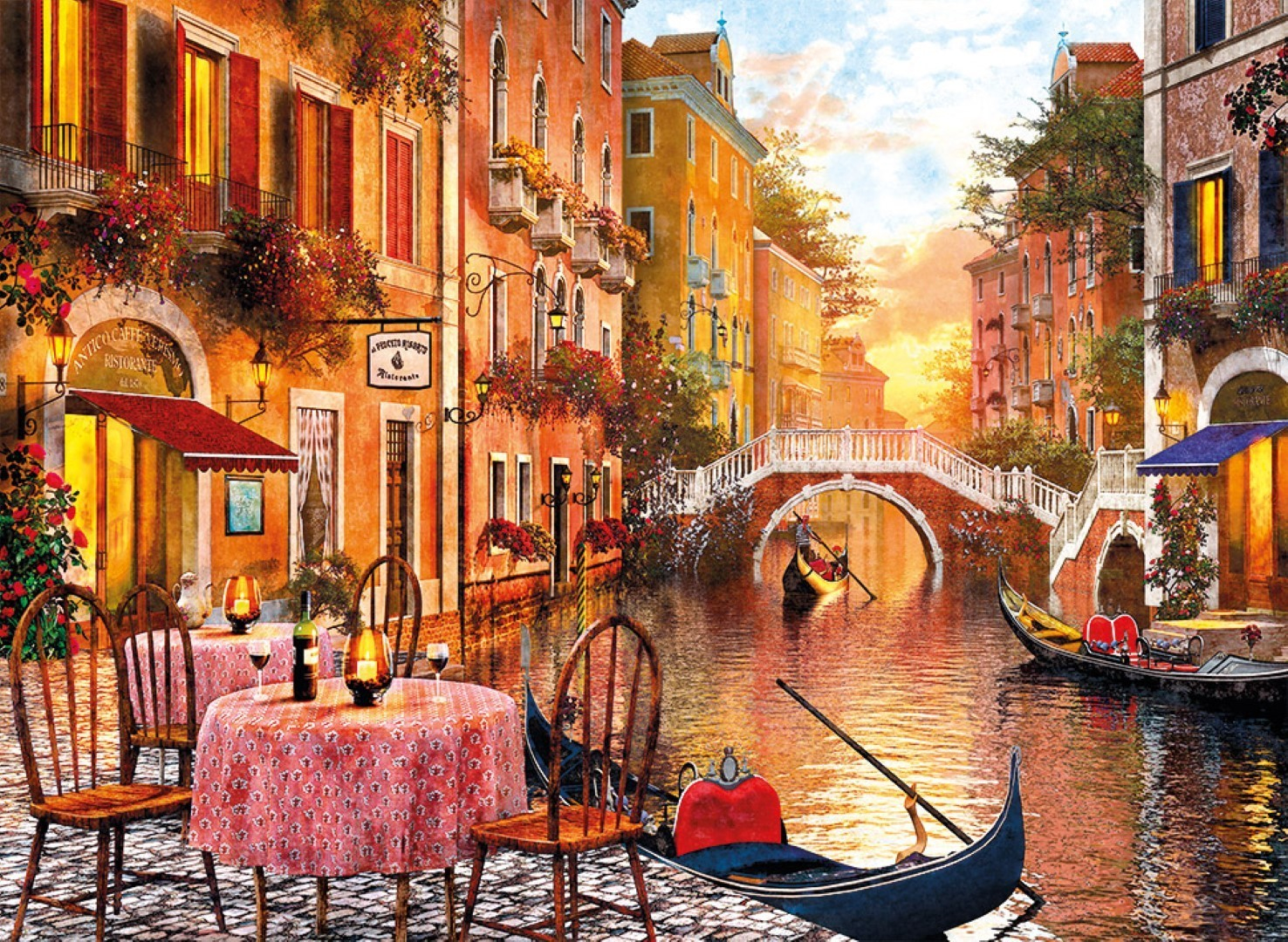 Canal vénitien au coucher du soleil avec gondoles, pont et restaurants.