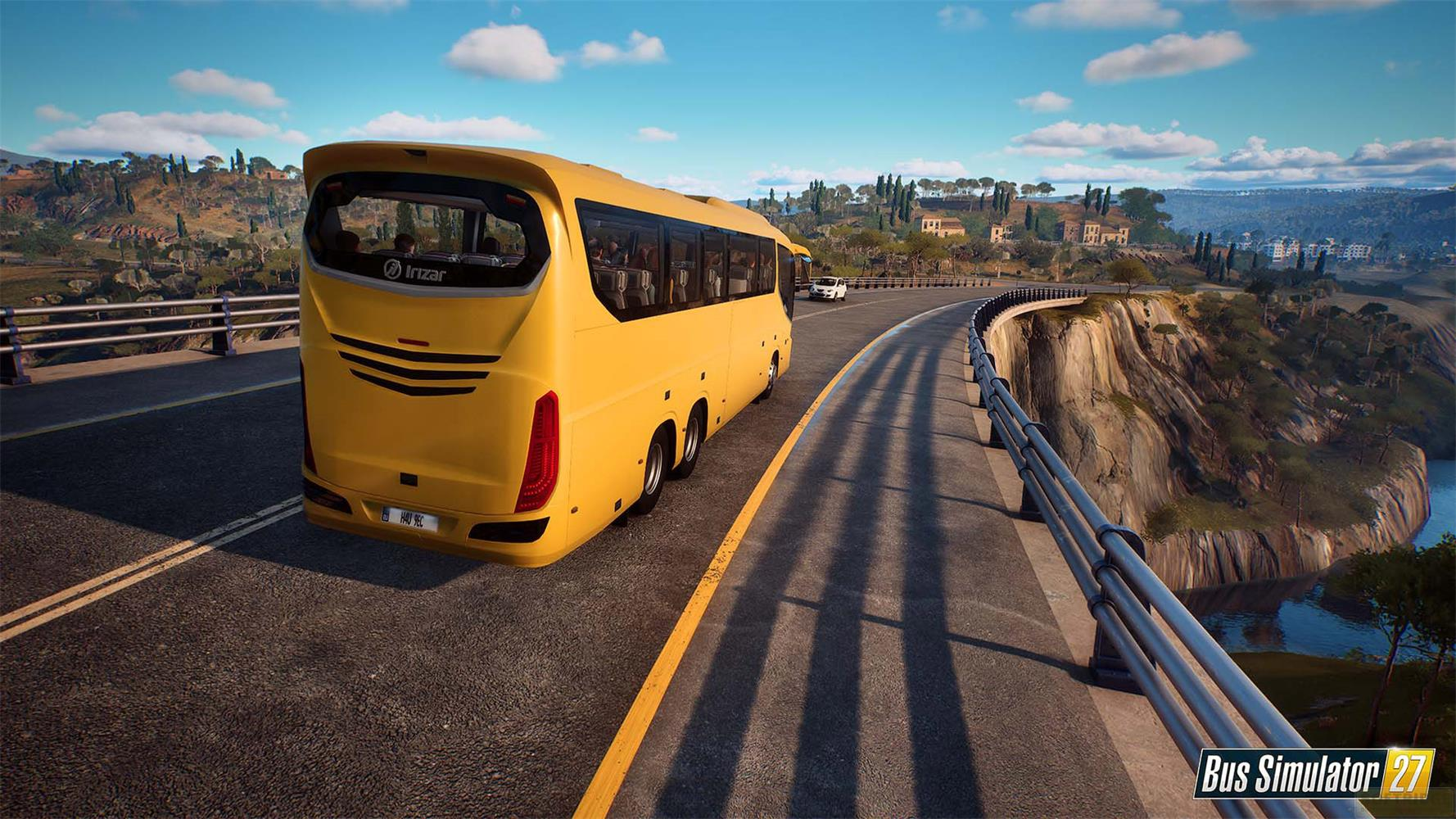 Gelber Bus fährt auf kurviger Straße an einem felsigen Abhang mit Blick auf Wasser und Bäume.