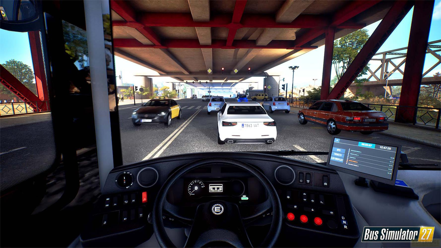 Blick aus einem Bus auf eine Straße unter einer Brücke mit Autos.
