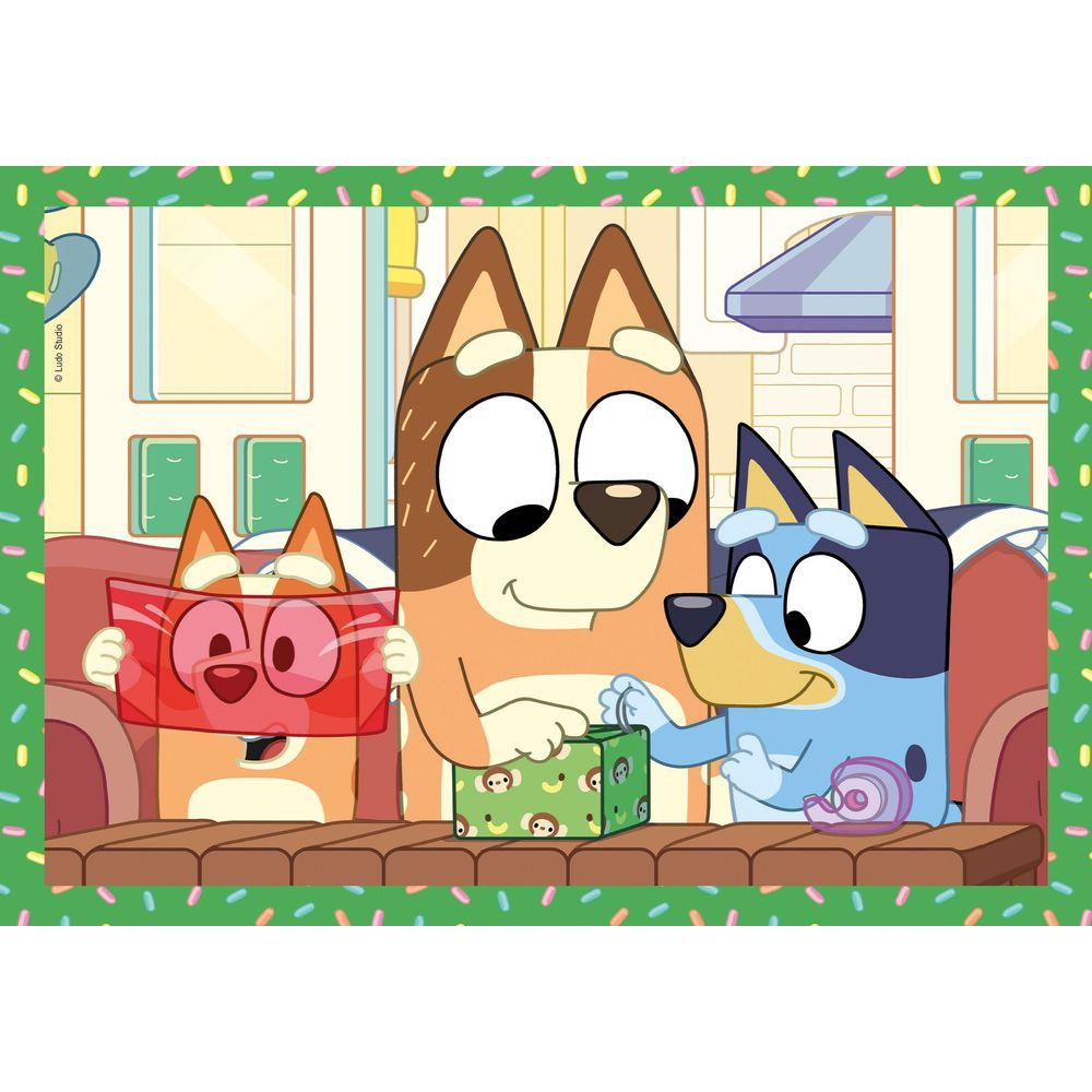 Drei Hunde verpacken Geschenke, einer mit rotem Papier, zwei mit grünem Papier.