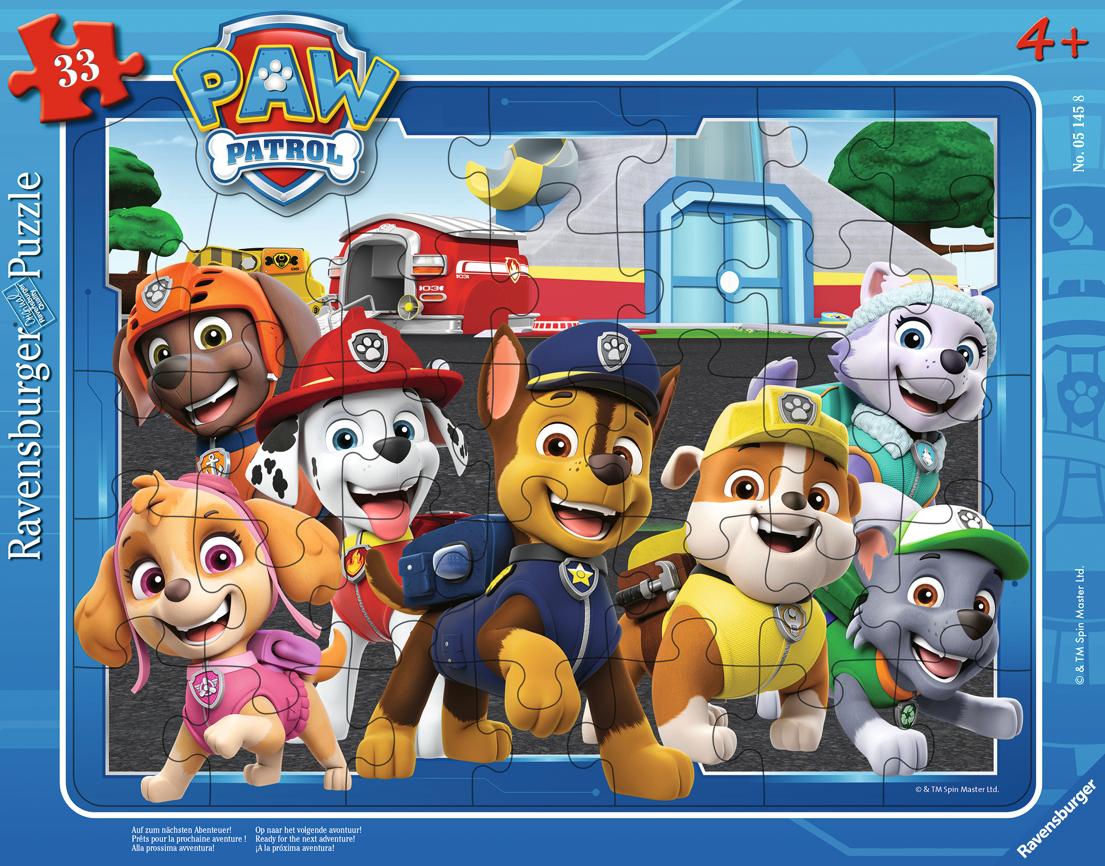 Paw Patrol honden in uniform voor een brandweerkazerne en een boom.