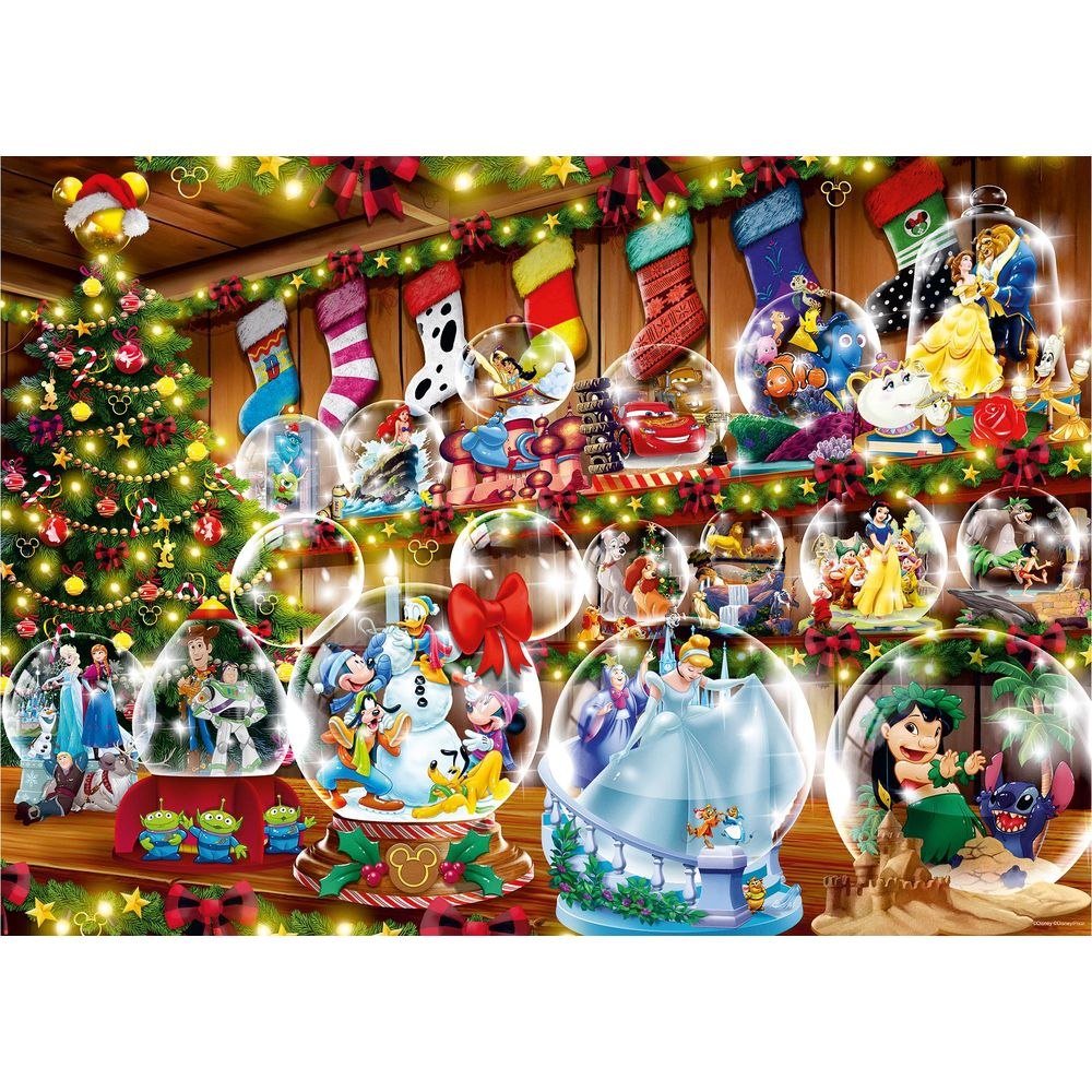 Weihnachtsbaum mit Disney-Figuren in Kristallkugeln und Dekorationen.