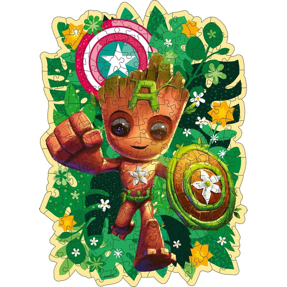 Baby Groot tiene lo scudo di Capitan America e uno scudo più piccolo, con foglie verdi e fiori.