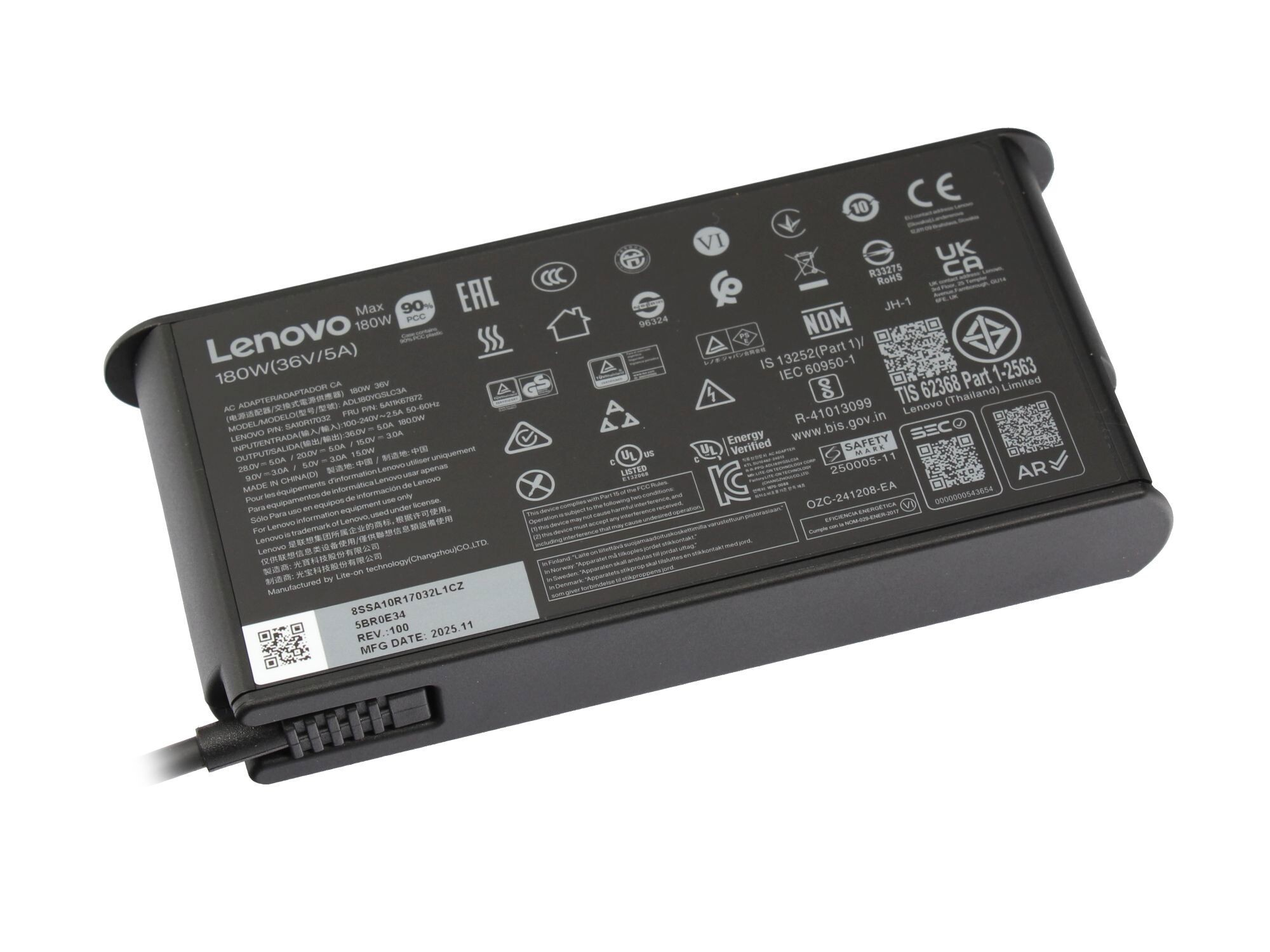 Ein schwarzes Lenovo Netzteil mit detaillierten technischen Informationen.