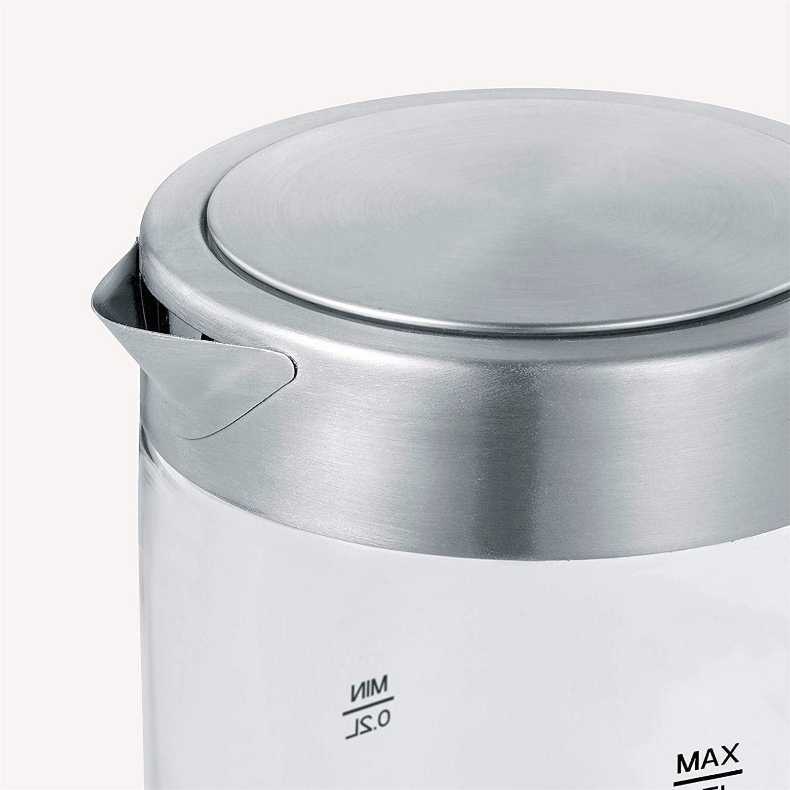 Zbliżenie szklanego czajnika z metalowymi elementami i oznaczeniami poziomu.