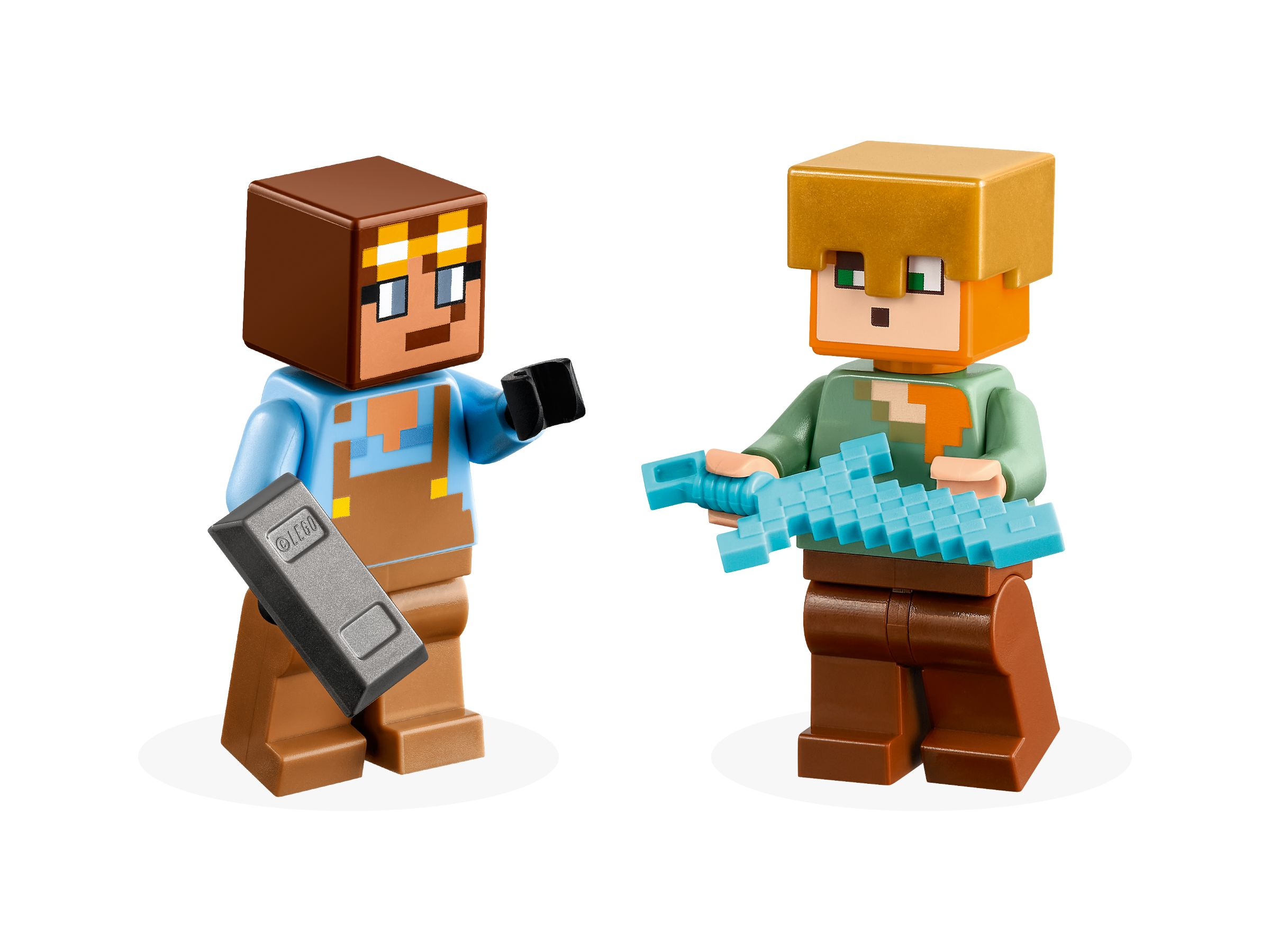 Zwei Lego Minecraft Figuren: eine mit braunem Haar, blauem Hemd, brauner Latzhose, hält einen grauen Barren. Die andere hat orange Haare, grünes Hemd, braune Hose, hält ein blaues Schwert.