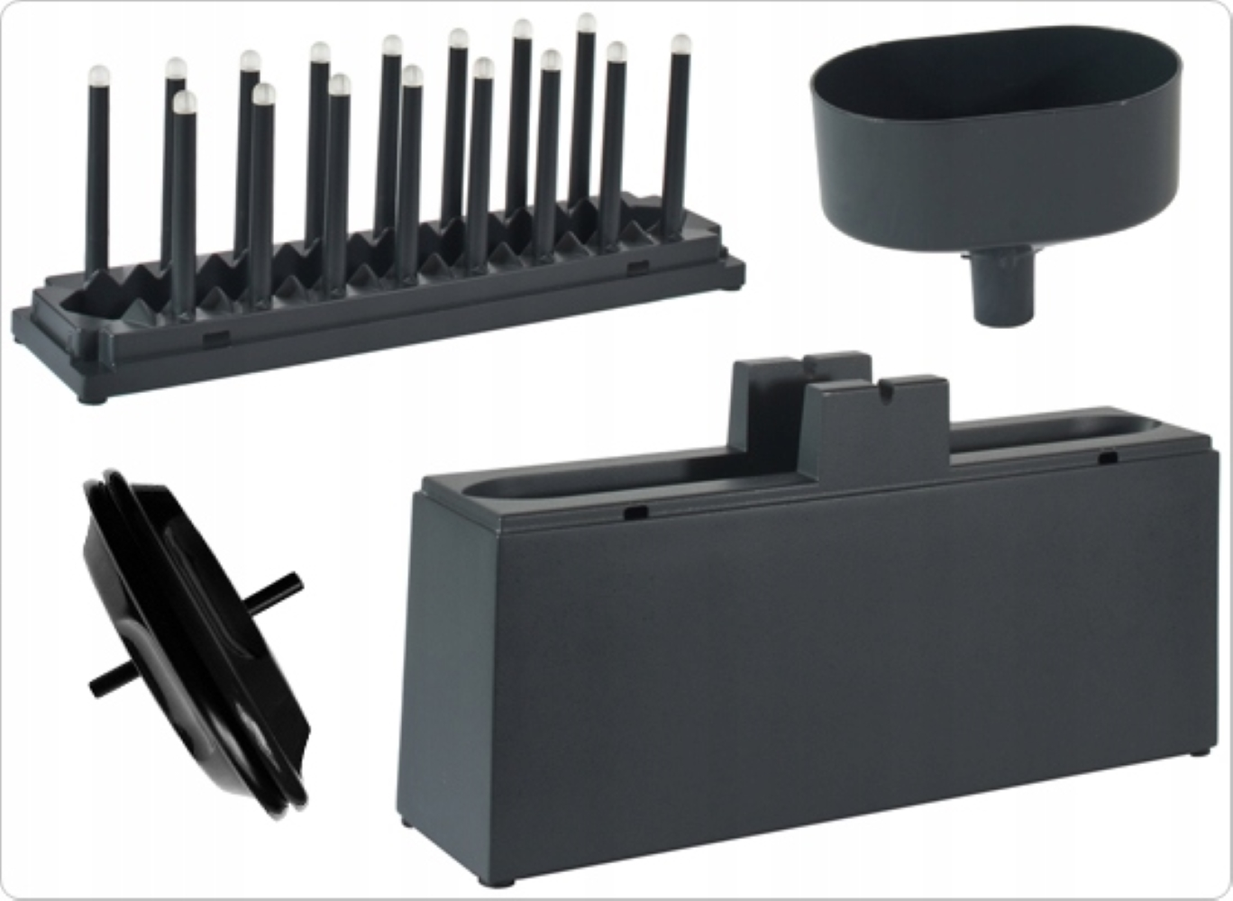 Quattro accessori da cucina in plastica grigio scuro per asciugare piatti e utensili.