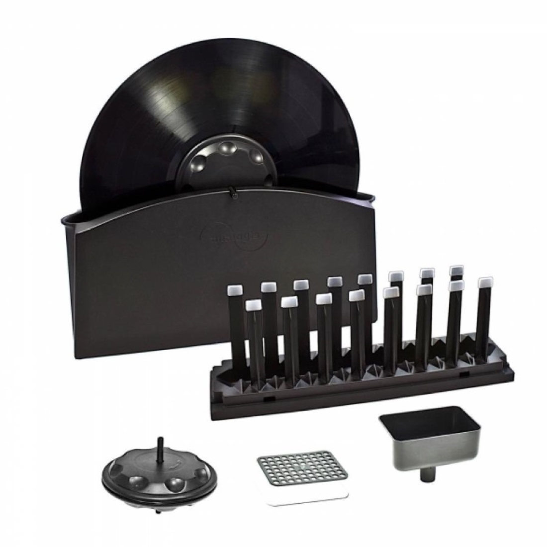 Un kit per la pulizia dei dischi in vinile nero con accessori.