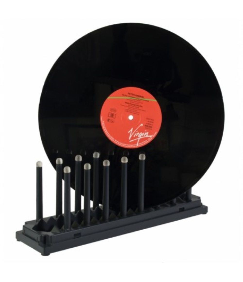 Disco in vinile nero con etichetta rossa su supporto nero con più pioli.