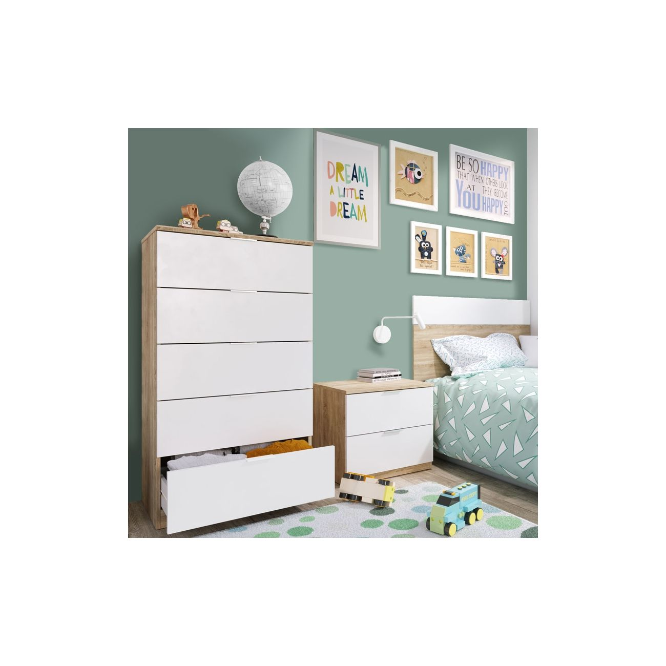 Dormitorio infantil con cómoda, mesita de noche, cama y juguetes en alfombra.