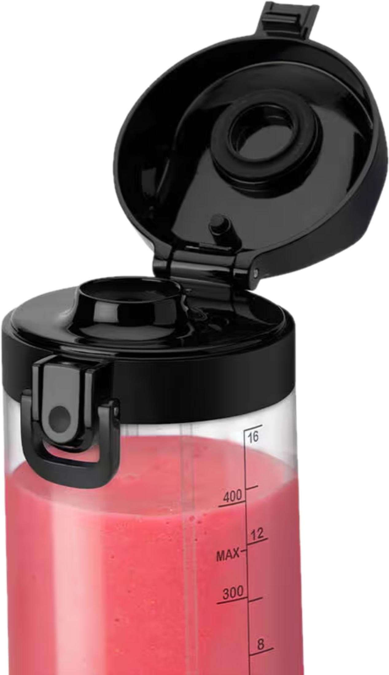 Un bicchiere trasparente con frullato rosa e coperchio nero aperto.