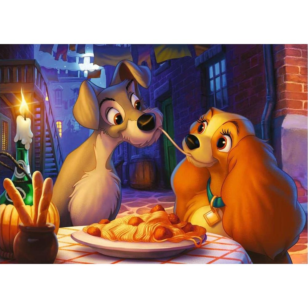 Dwa psy dzielą spaghetti w zaułku przy świecach.