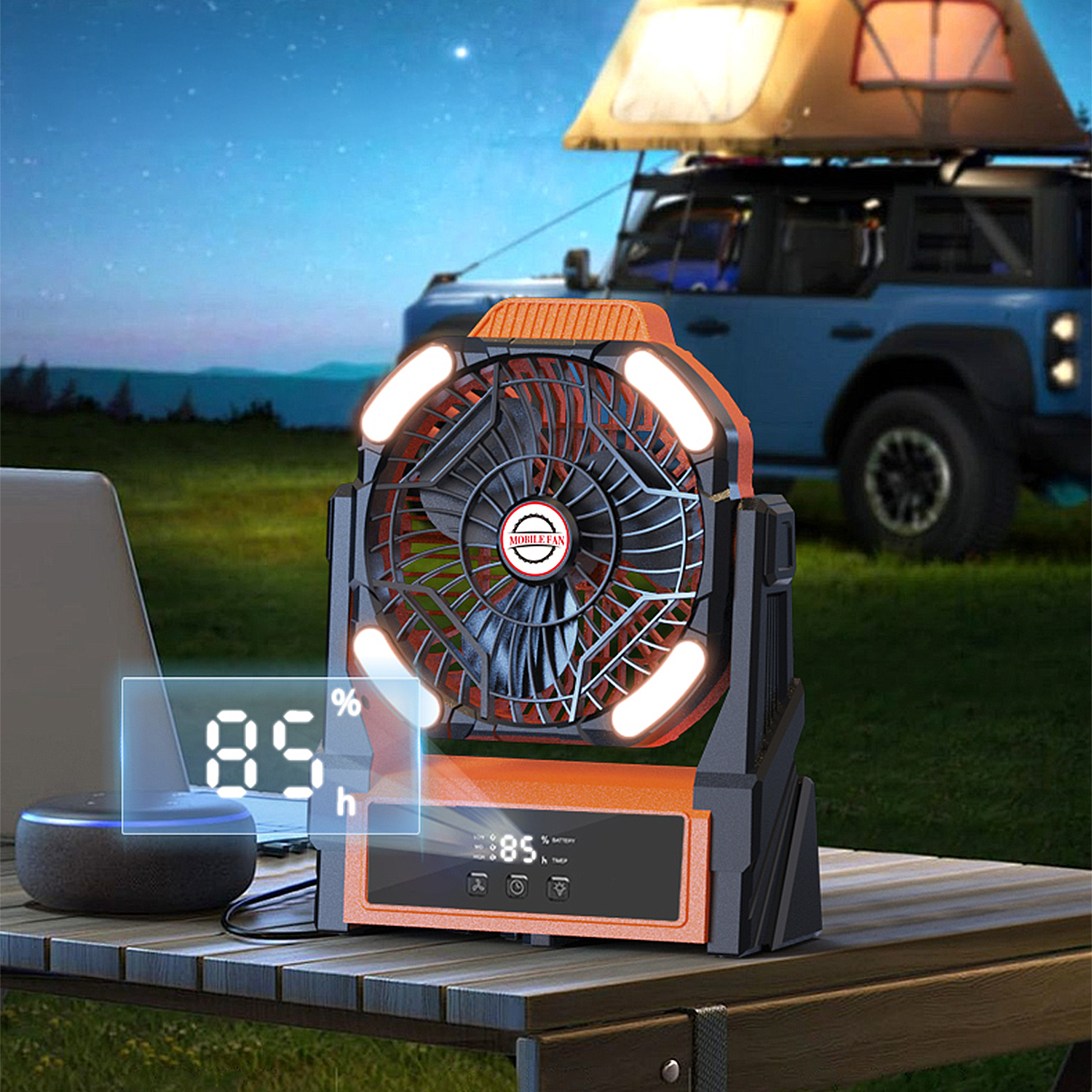 Ventilador de camping naranja con luces en una mesa, SUV azul con tienda de campaña al fondo.