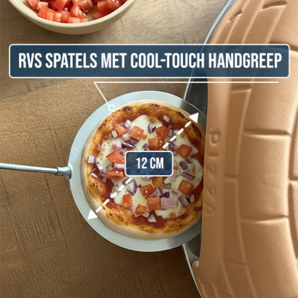 Een 12 cm pizza met tomaat en ui op een pizzaplank.