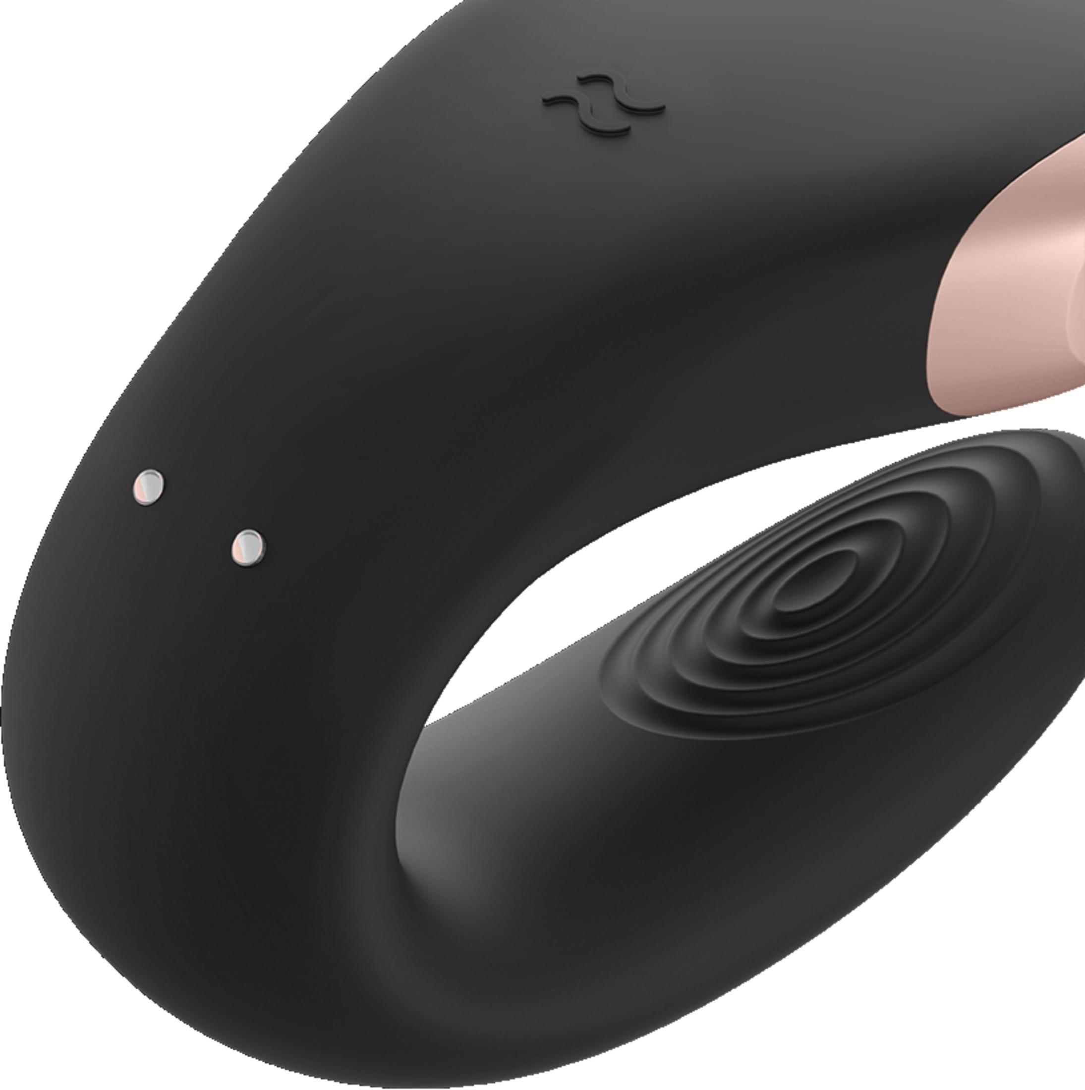 Czarny, zakrzywiony przedmiot z srebrnymi przyciskami i detalami w kolorze różowego złota.