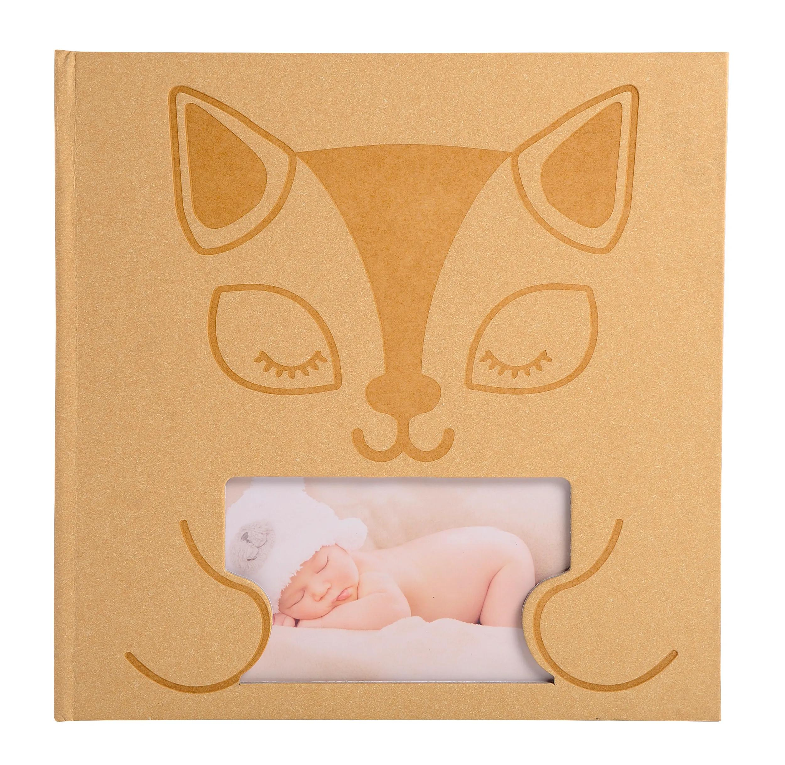 Album per bambini con stampa volpe e foto di un neonato addormentato.