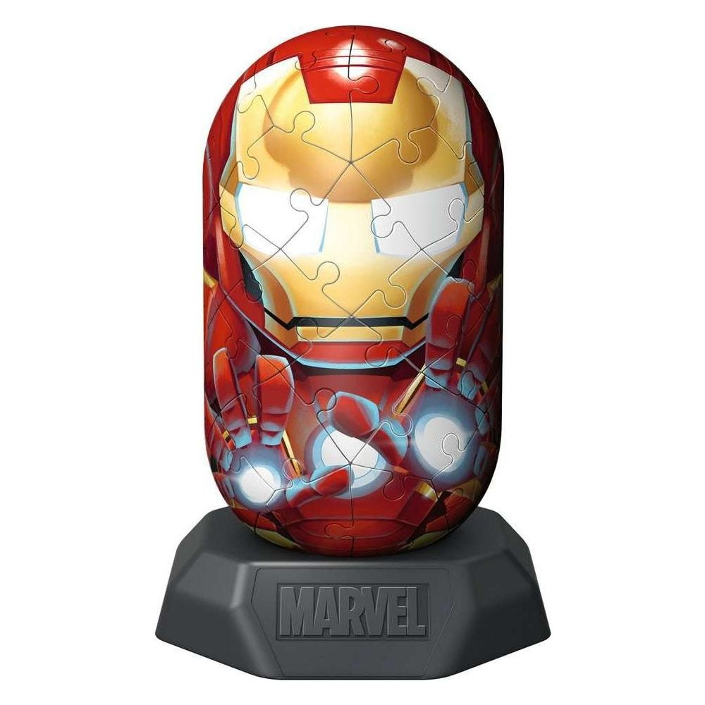 3D-Puzzle des Iron Man-Helms mit leuchtenden Augen und Händen auf einem Ständer.