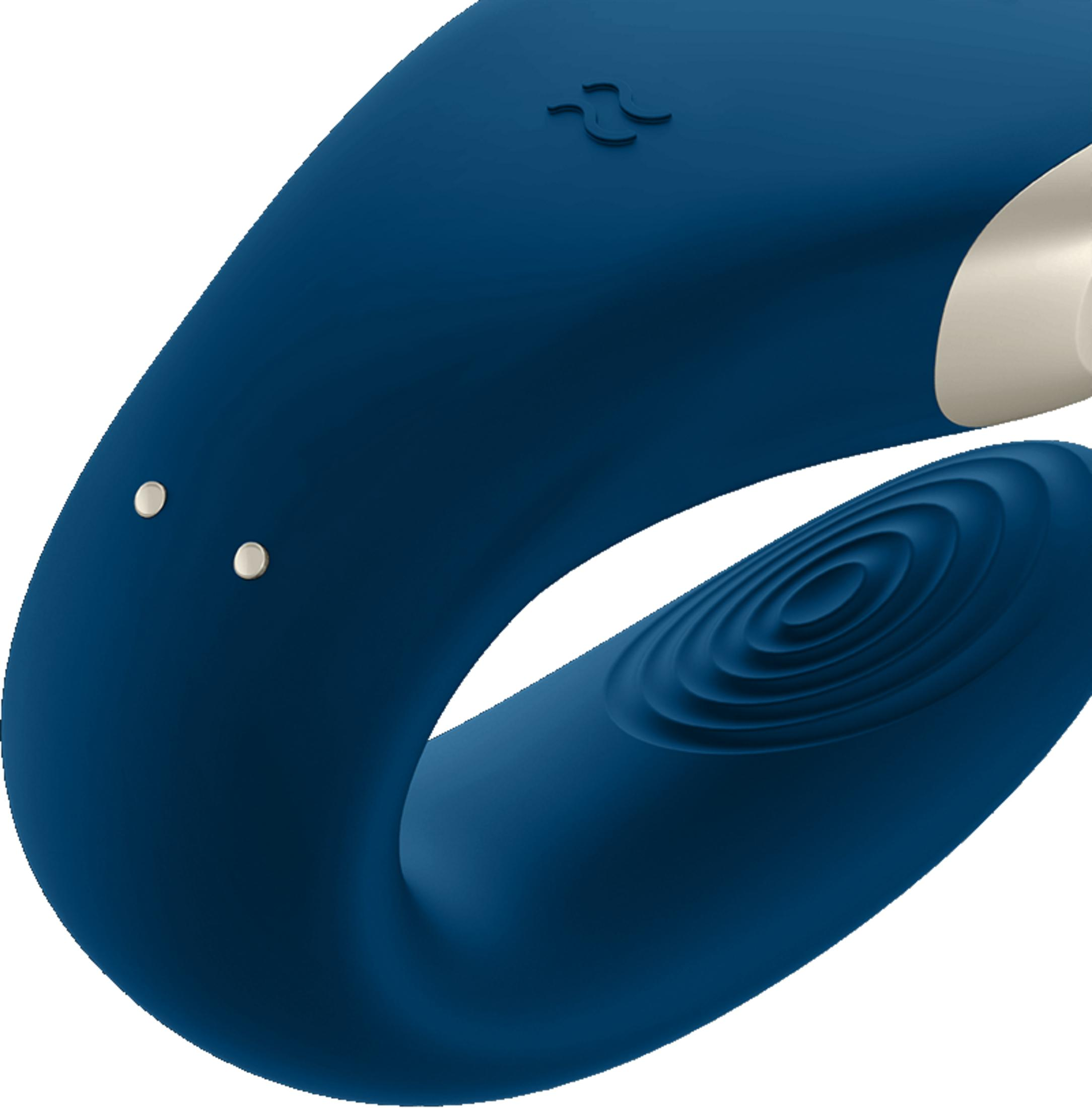 Niebieski zakrzywiony obiekt z teksturowaną podstawą i dwoma małymi srebrnymi kropkami.