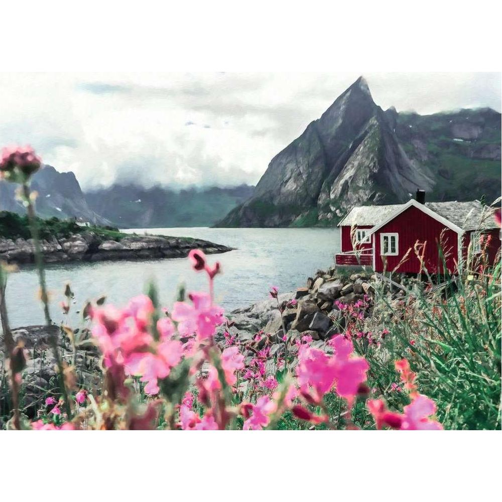 Cabane rouge près d'un lac avec montagnes et fleurs roses au premier plan.
