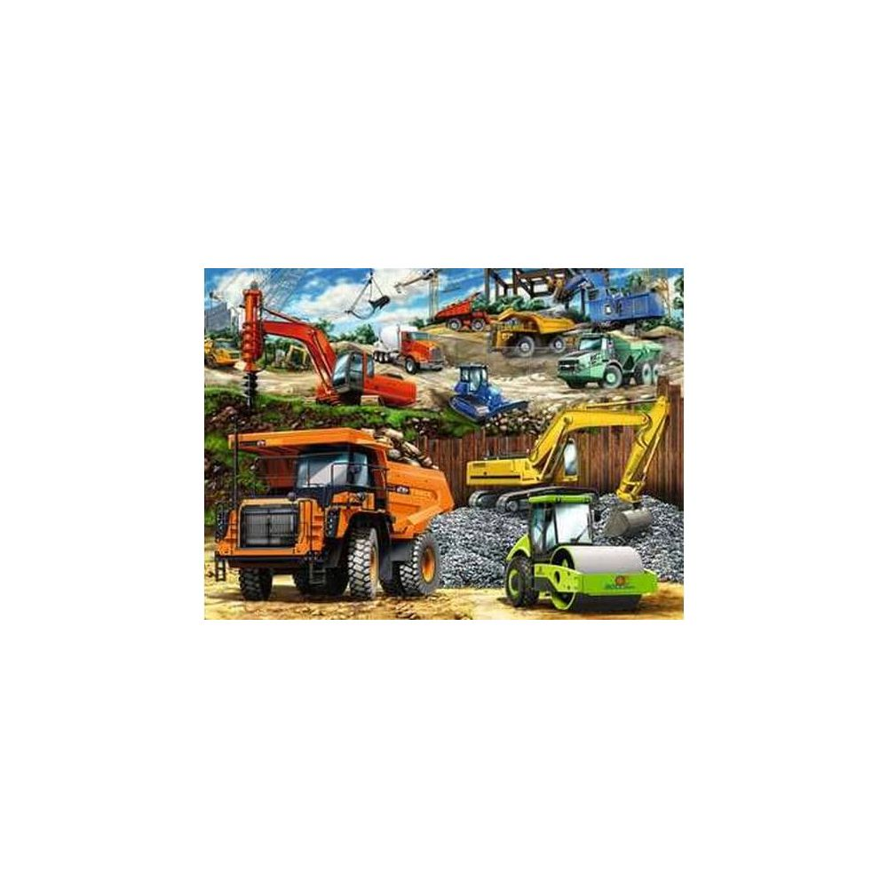 Vari veicoli da cantiere, tra cui dumper, escavatori e un rullo compressore, in un cantiere.