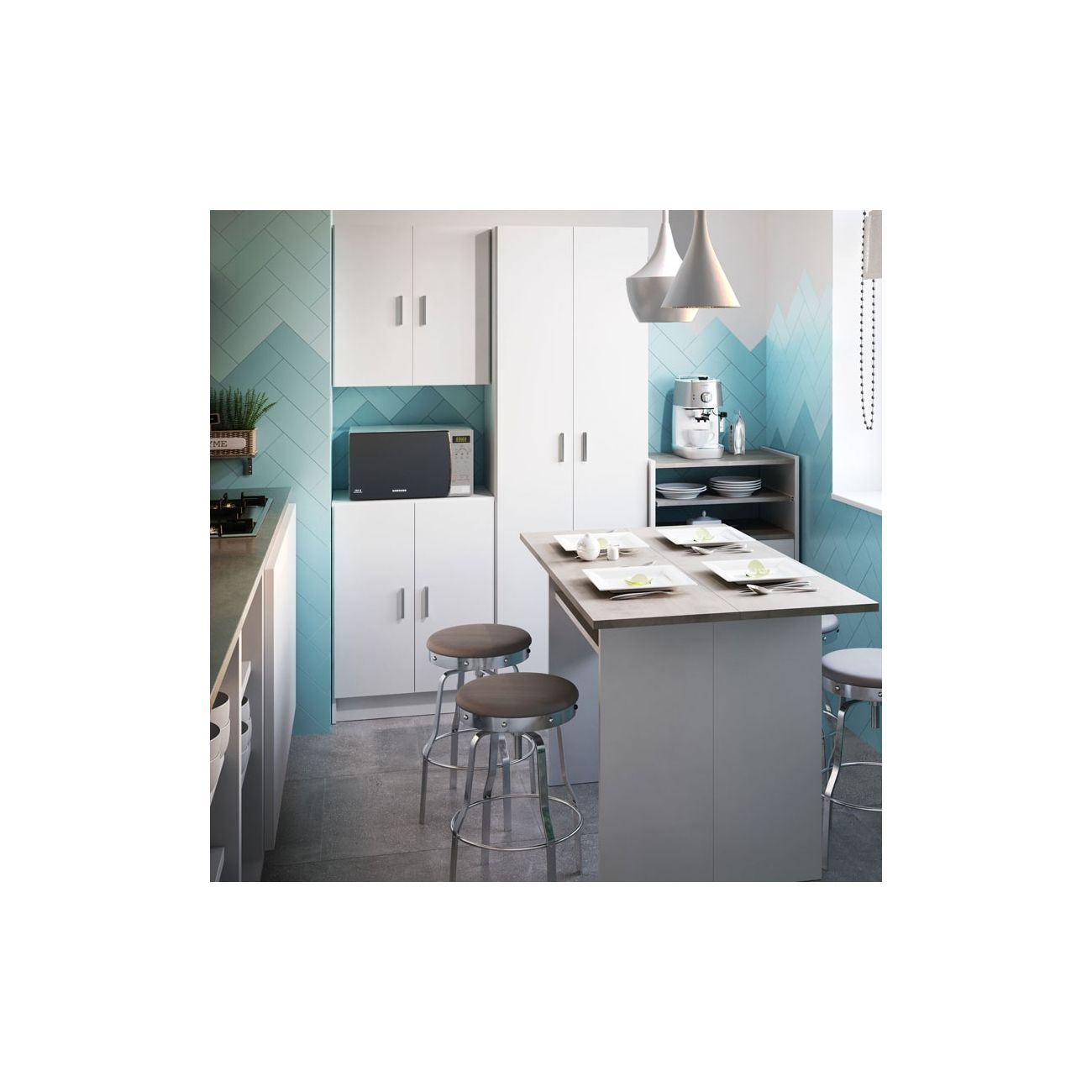 Cocina moderna con gabinetes blancos, microondas, isla comedor con taburetes y salpicadero de azulejos azules.