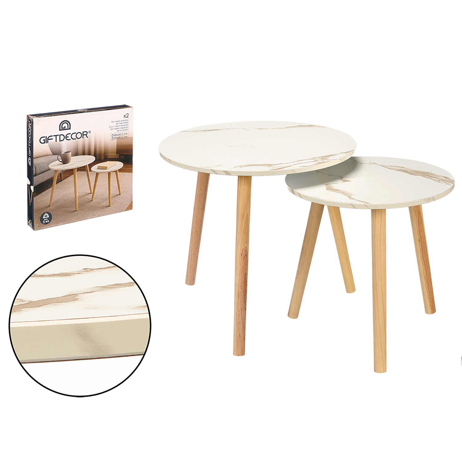 Due tavolini bianchi effetto marmo impilabili con gambe in legno.