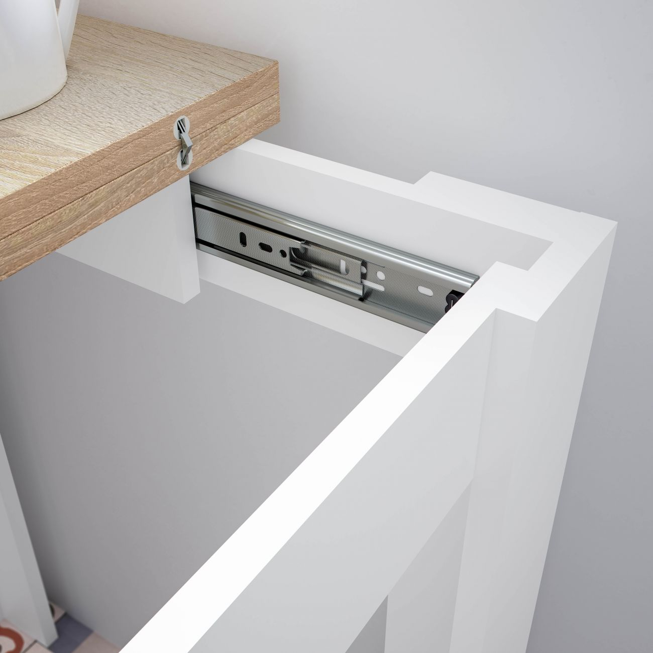 Un riel de cajón de metal que se extiende desde un mueble blanco, con estante de madera.