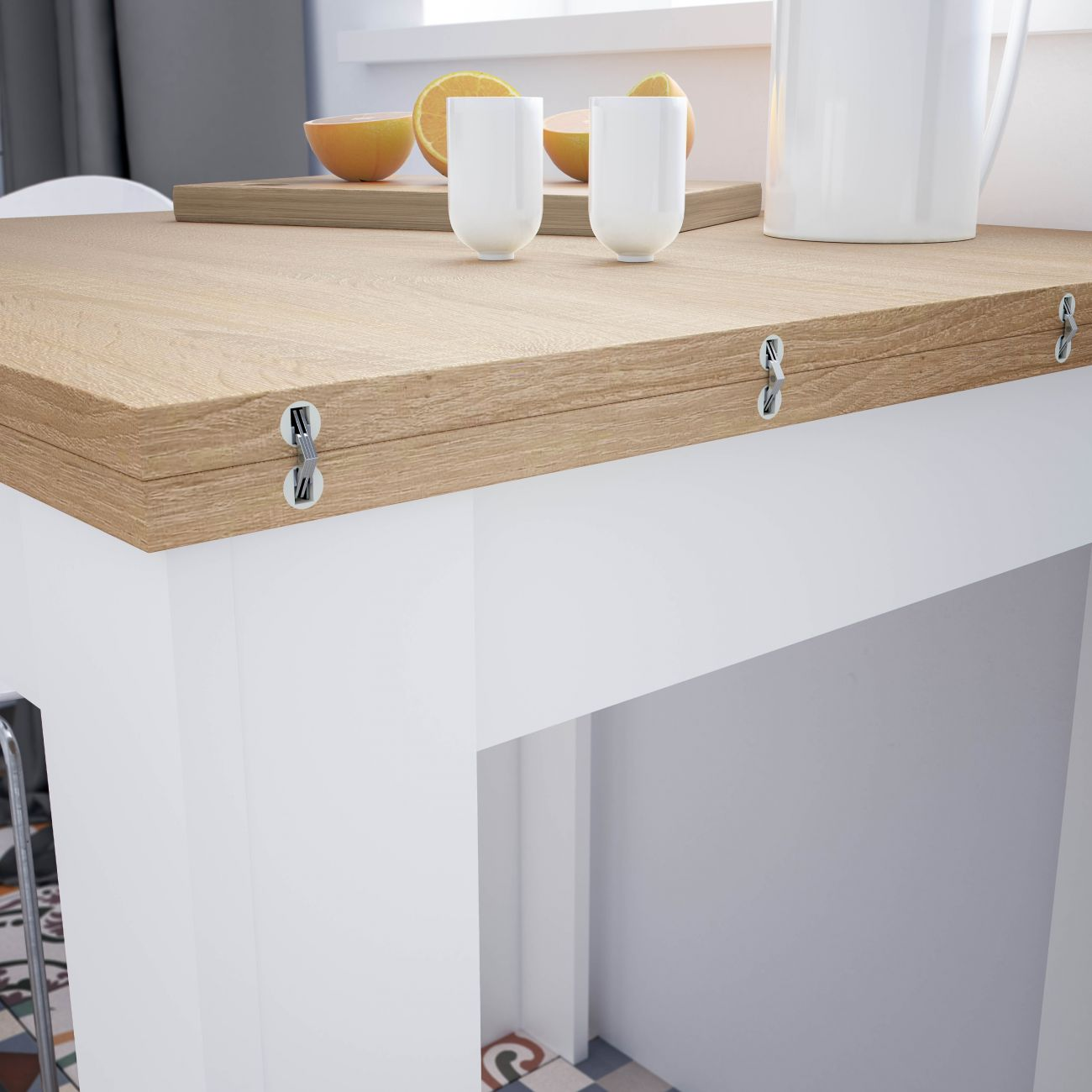 Tablero de mesa de madera con mecanismo plegable, naranjas y dos tazas.