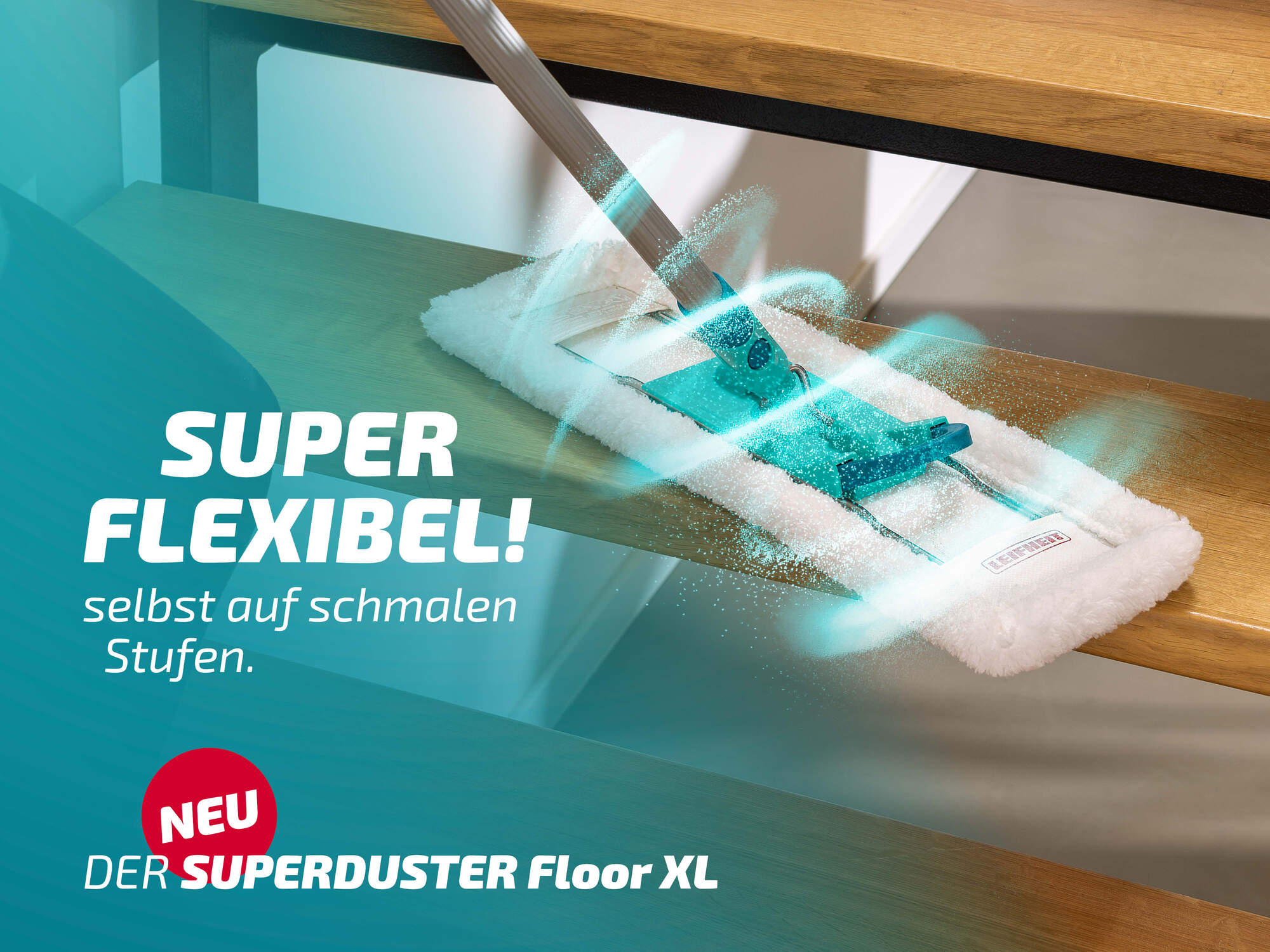 Ein Staubwischer reinigt eine Holztreppe mit blauen Lichteffekten.