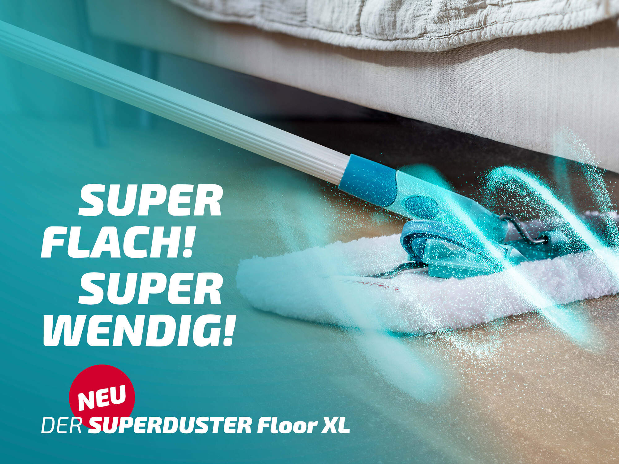 Ein blauer Mopp mit weißem Bezug reinigt einen Boden unter einem Sofa.