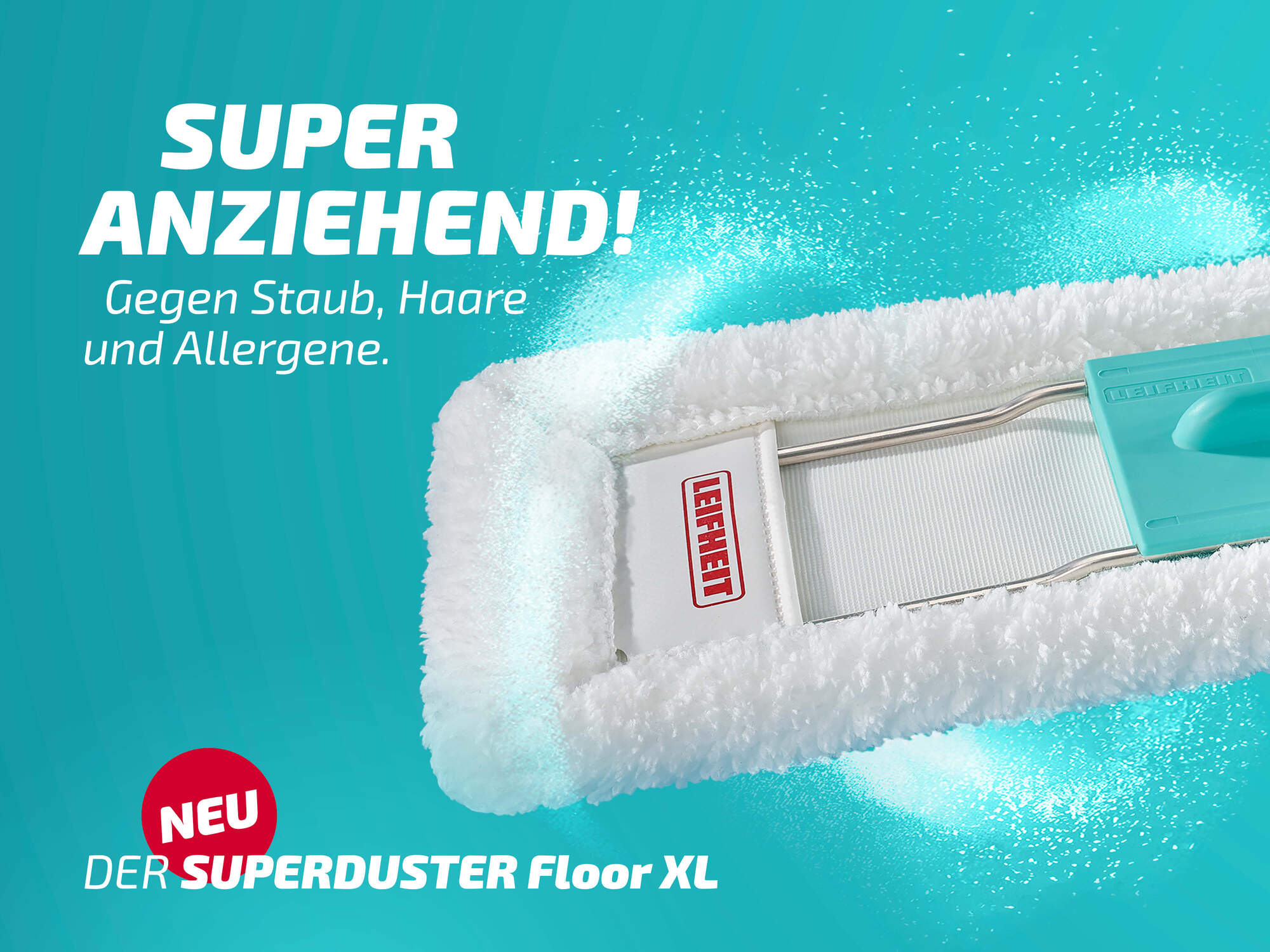 Ein weißer Wischmopp mit türkisfarbenem Griff auf türkisfarbenem Hintergrund.