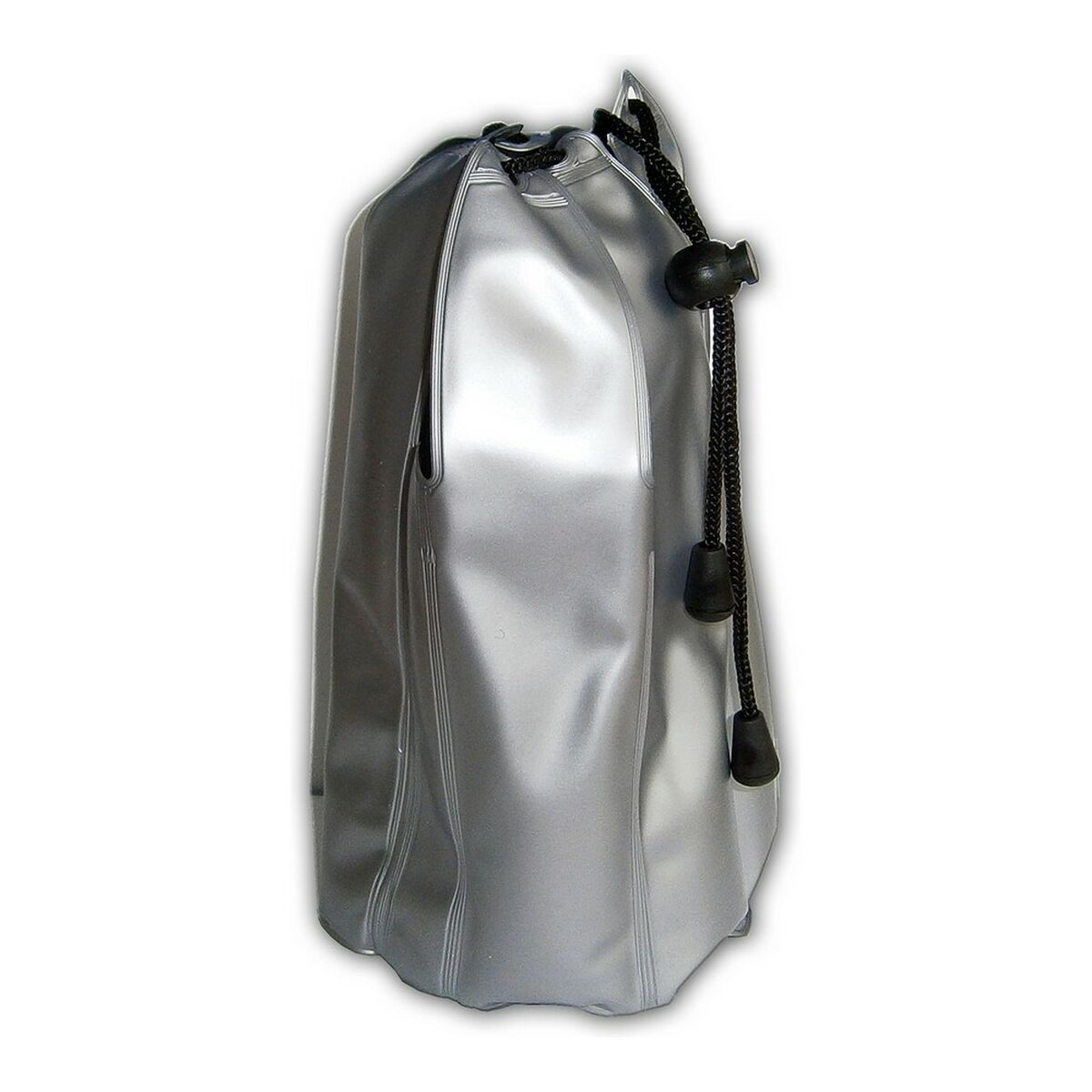 Bolsa plateada con cordón y cuerdas negras, sobre fondo blanco.