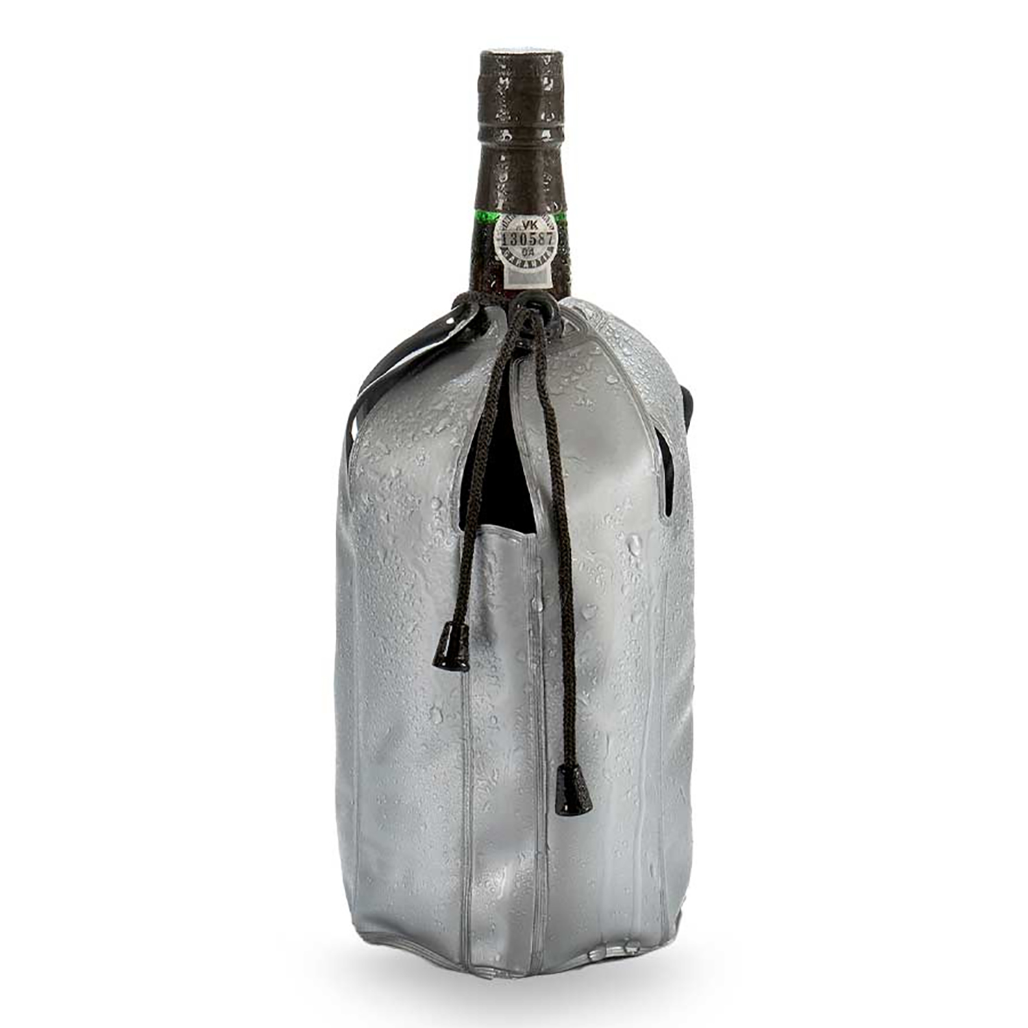 Botella en enfriador plateado con gotas de agua y cordón oscuro.