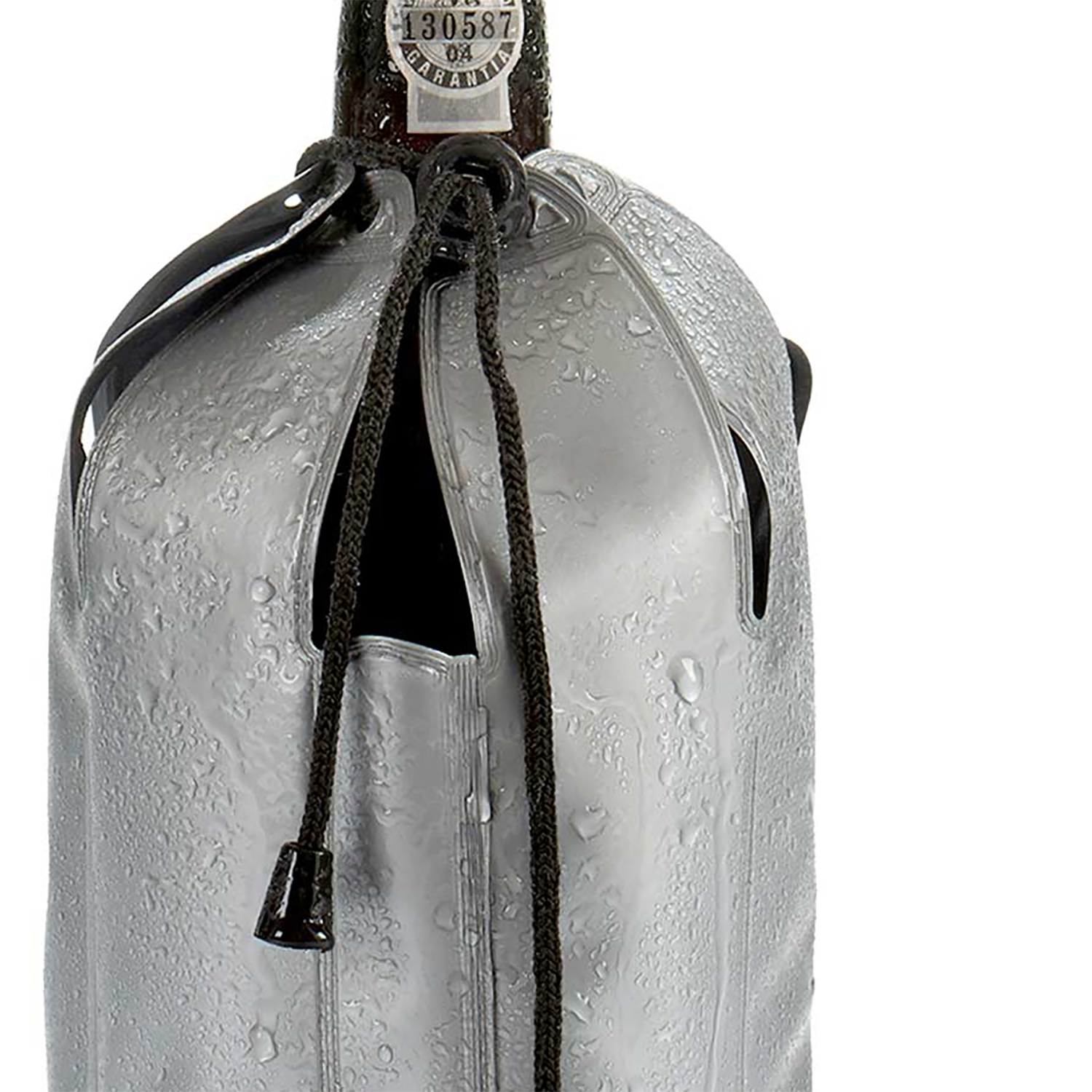 Protector de botella gris con gotas de agua y cordón sobre fondo blanco.
